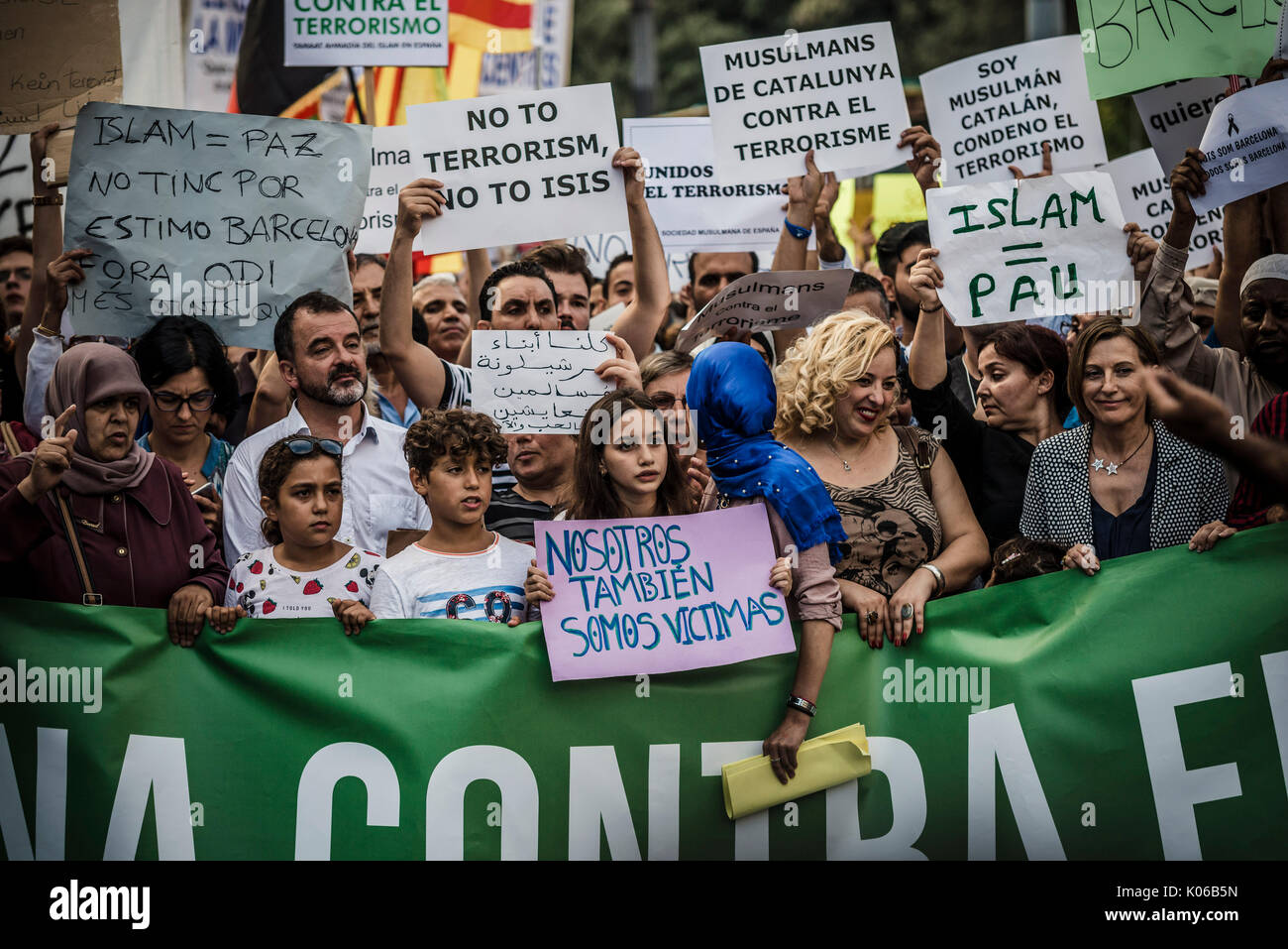 Barcelone, Espagne. Août 21, 2017. Les manifestants musulmans avec leurs pancartes condamnent les récentes attaques terroristes djihadistes à Barcelone et Cambrils qui a tué 15 personnes et blessé plus de 100 criant des slogans à la Catalogne Square Crédit : Matthias Rickenbach/Alamy Live News Banque D'Images