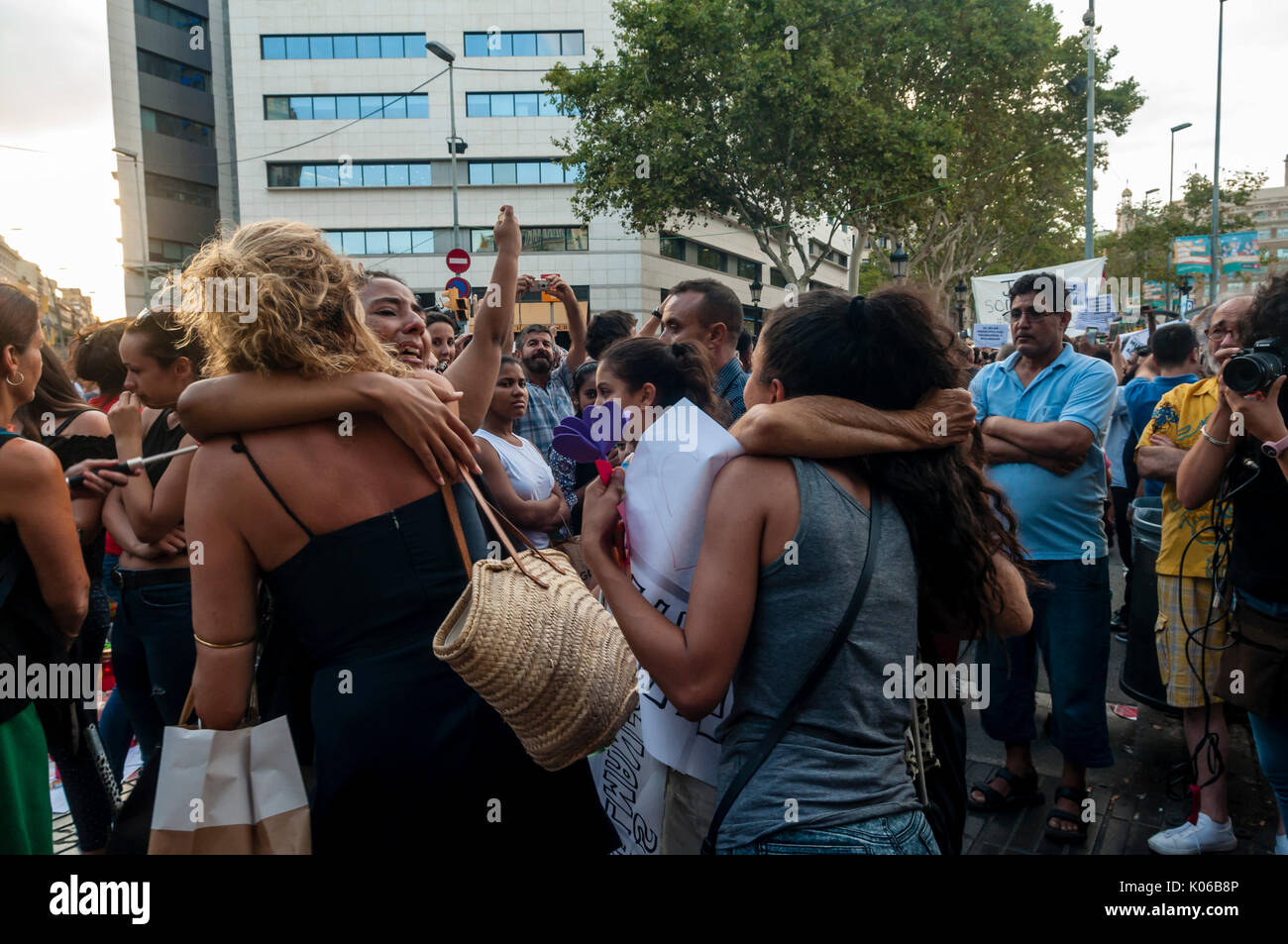 Barcelone, Spain. Août 21, 2017. Des milliers de personnes appartenant à quelque 150 musulmans et non musulmans d'organismes et d'associations à Barcelone se sont concentrées sur la Plaça de Catalunya, dans la capitale catalane le lundi à rejeter les attaques qui ont eu lieu jeudi dernier (17 août 2017) à Barcelone et Cambrils au cri de pas en mon nom, et nous n'avons pas peur. Crédit : Jose Francisco Cortes Pelay/Alamy Live News Banque D'Images