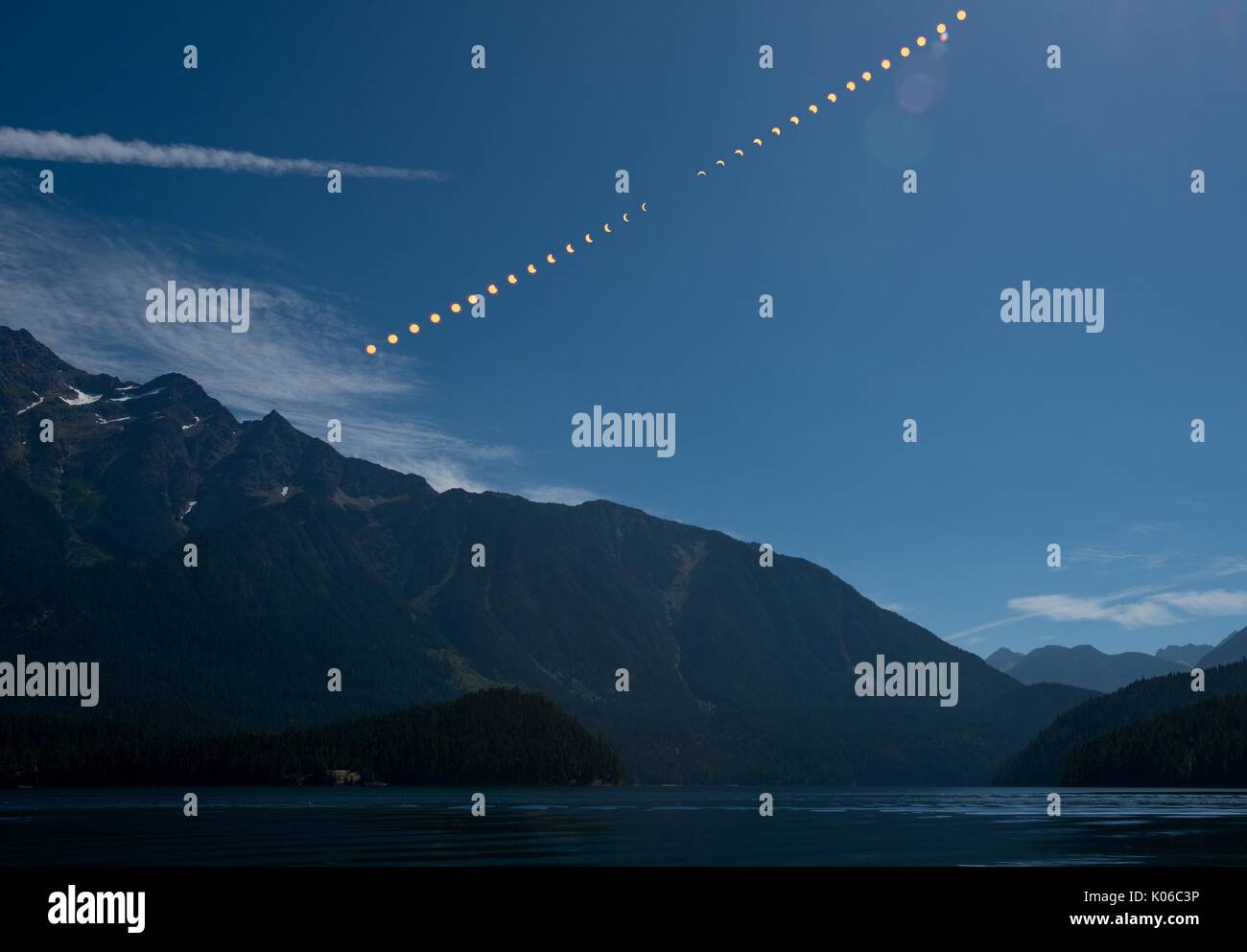 Ross Lake, États-Unis d'Amérique. Août 21, 2017. Une image composite montrant la progression d'une éclipse solaire partielle sur le lac Ross vu depuis le nord du Parc National des Cascades, 21 août 2017 à Ross Lake, Washington. L'éclipse totale ont balayé une partie étroite de l'contigus des États-Unis à partir de l'Oregon jusqu'à la Caroline du Sud et d'une éclipse solaire partielle était visible à travers tout le continent nord-américain ainsi que des parties de l'Amérique du Sud, Afrique, et Europe. Credit : Planetpix/Alamy Live News Banque D'Images