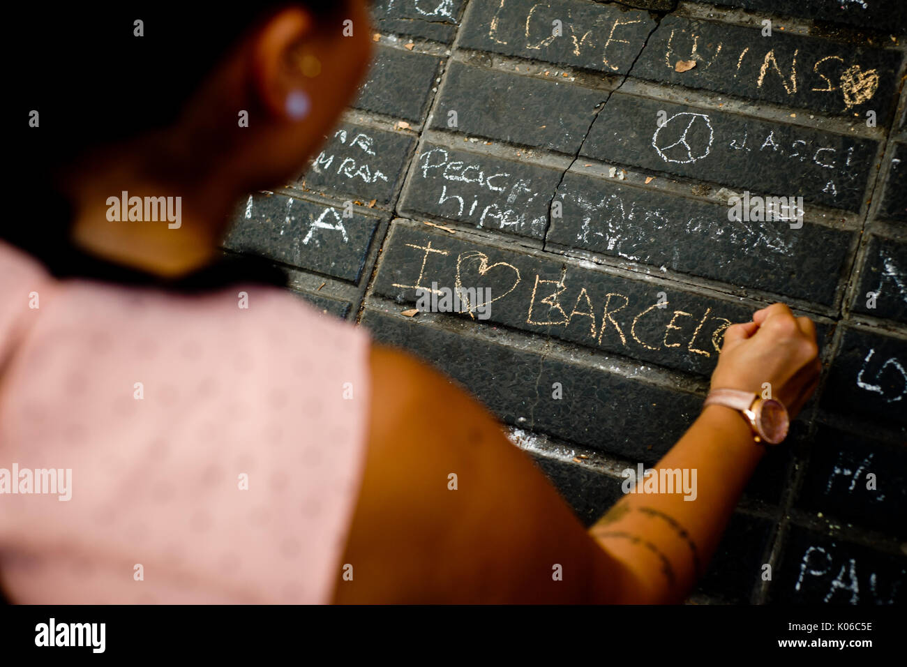 Barcelone, Catalogne, Espagne. Août 21, 2017. Une femme writtes un message sur l'étage de Las Ramblas de Barcelone, le même jour que Younes Abouyaaqoub, identifiés comme chauffeur de van qui a accéléré le long de la rue Las Ramblas le jeudi, a été abattu par des agents de police catalane dans le village de Subirats. Crédit : Jordi Boixareu/ZUMA/Alamy Fil Live News Banque D'Images