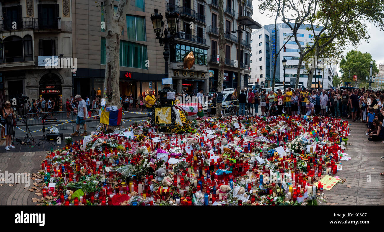 Barcelone, Spain. Août 21, 2017. Les résidents et les touristes rendent hommage aux victimes des attentats de jeudi dernier, le 17 août 2017 le long de la route mortels et fatidique que le van n le long de Las Ramblas de Barcelone, On le quatrième jour depuis les attentats. Credit : Cisco Pelay/Alamy Live News Banque D'Images