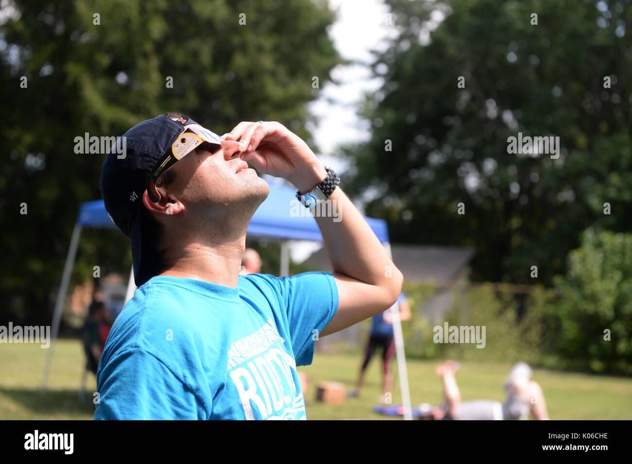 Marion, Illinois, USA. Août 21, 2017. Un homme se penche sur le soleil à l'aide d'éclipse de soleil Lunettes de Marion, Illinois Crédit : Gino's Premium Images/Alamy Live News Banque D'Images