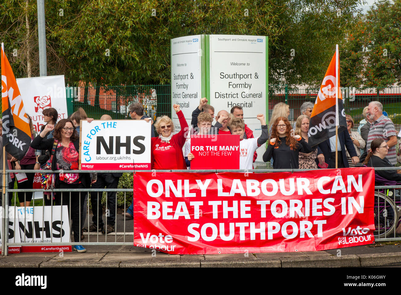 Southport, Lancashire, Royaume-Uni. Août 22, 2017. GMB manifestations contre les coupes du NHS en dehors de Southport et Formby NHS Trust hospital comme Jeremy Hunt sur un tour d'enquête. Le Secrétaire de la santé a félicité le personnel pour "amélioration" d'exception faite de Southport et Ormskirk. La Fiducie a été le plus amélioré dans l'Angleterre entre janvier et mars pour obtenir les patients de l'hôpital. GMB, le syndicat de la santé et de la santé, exige le gouvernement souligne la Journée internationale des infirmières pour mettre fin à la "cruels" les salaires du secteur public. /AlamyLiveNews MediaWorldImages ; crédit. Banque D'Images