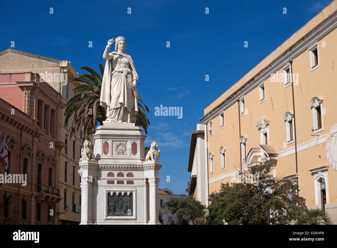 Statue d'Aliénor d'Arborea, Piazza Eleonora d'Arborea, Oristano, Sardaigne, Italie, Banque D'Images