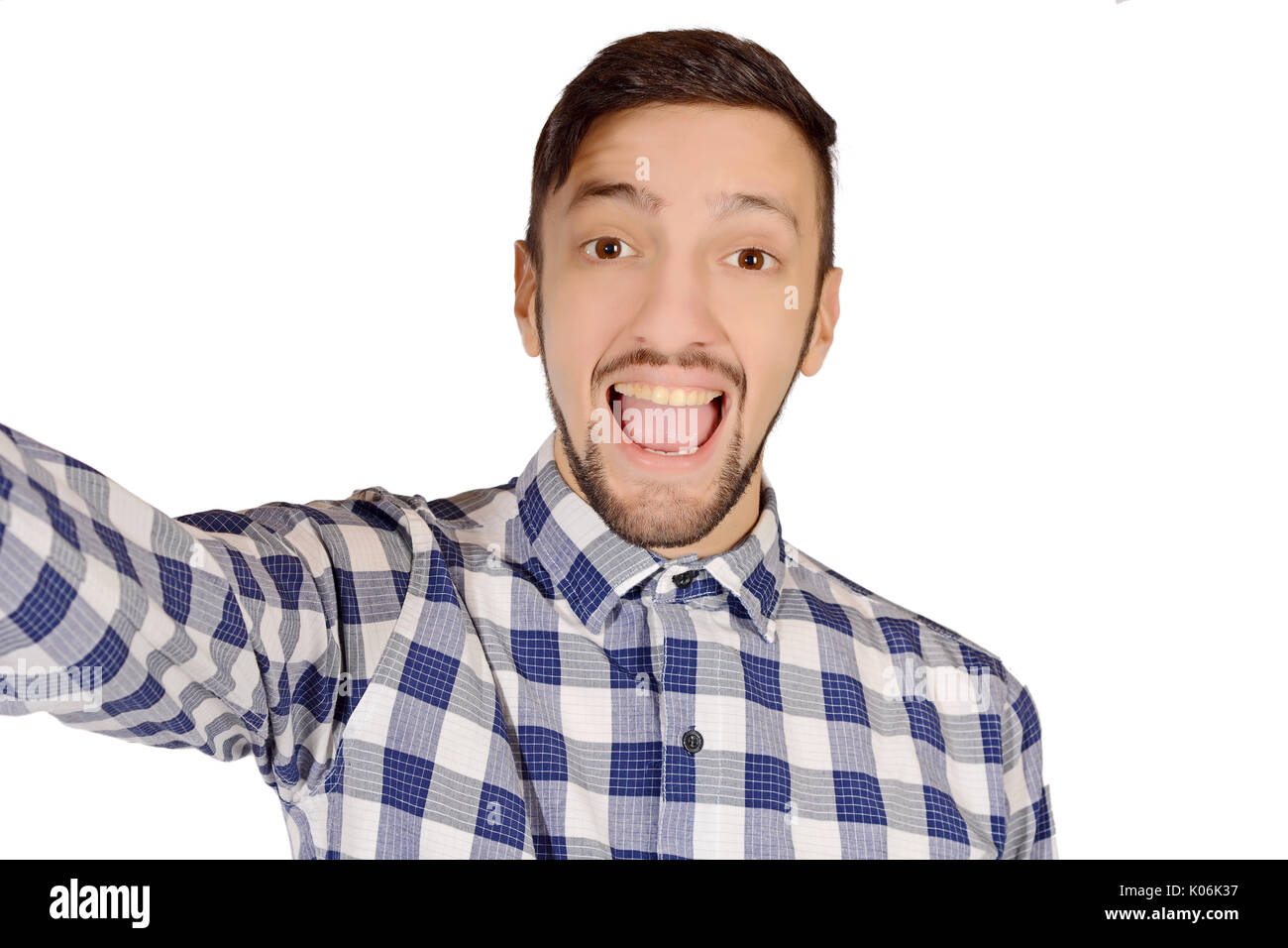 Portrait d'un jeune homme séduisant en tenant un. selfies Isolé sur fond blanc. Banque D'Images