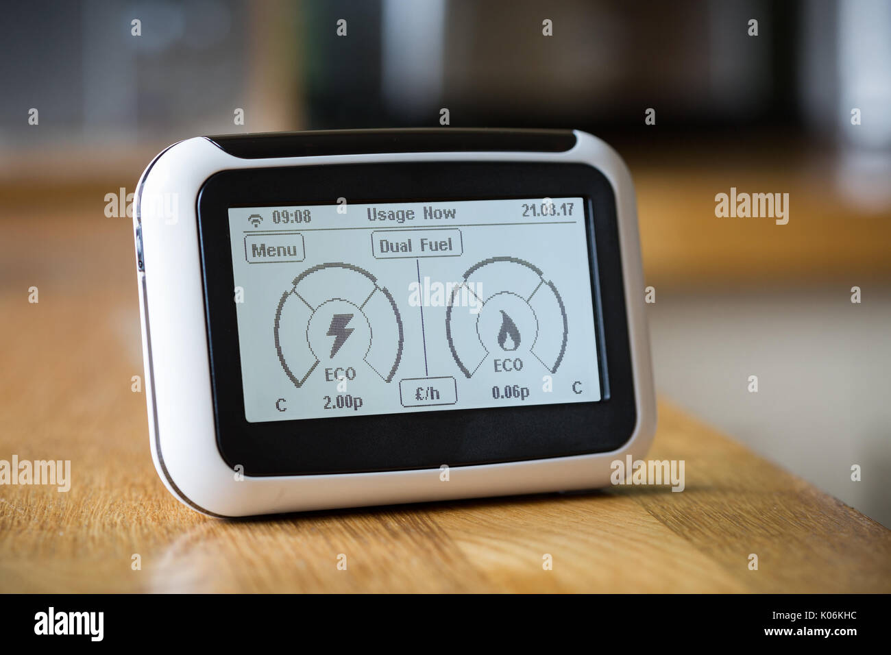 Compteur intelligent sur un plan de travail de cuisine Affichage du jour de l'utilisation de l'électricité et du gaz Banque D'Images