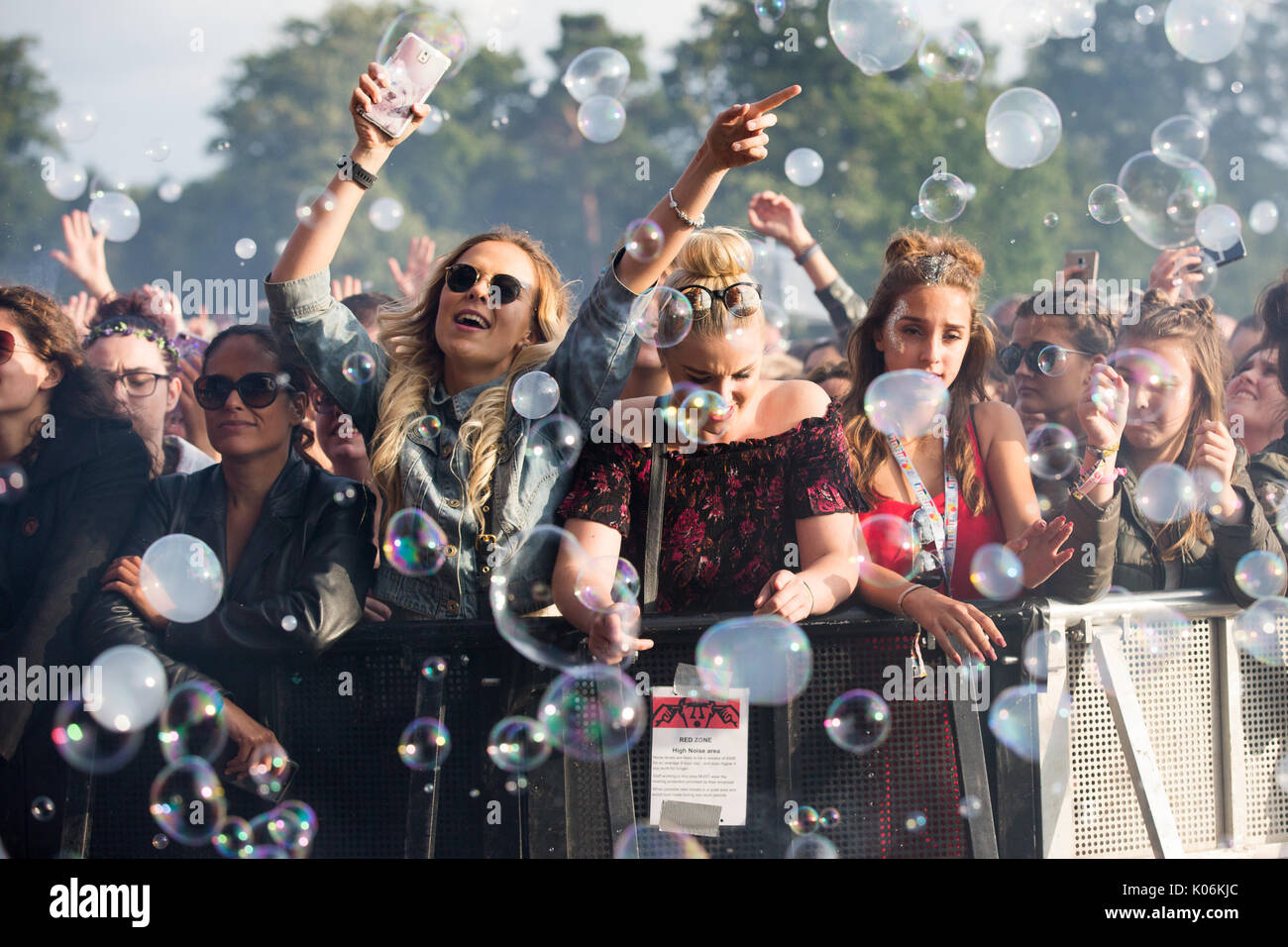 Les fans de musique à Hylands Park, Chelmsford Essex,le dimanche, 20 août à cette ans V Festival. Banque D'Images