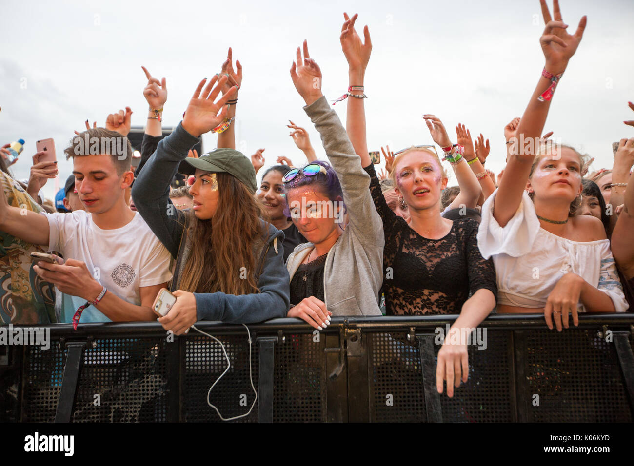 Les fans de musique à Hylands Park, Chelmsford Essex,le dimanche, 20 août à cette ans V Festival. Banque D'Images