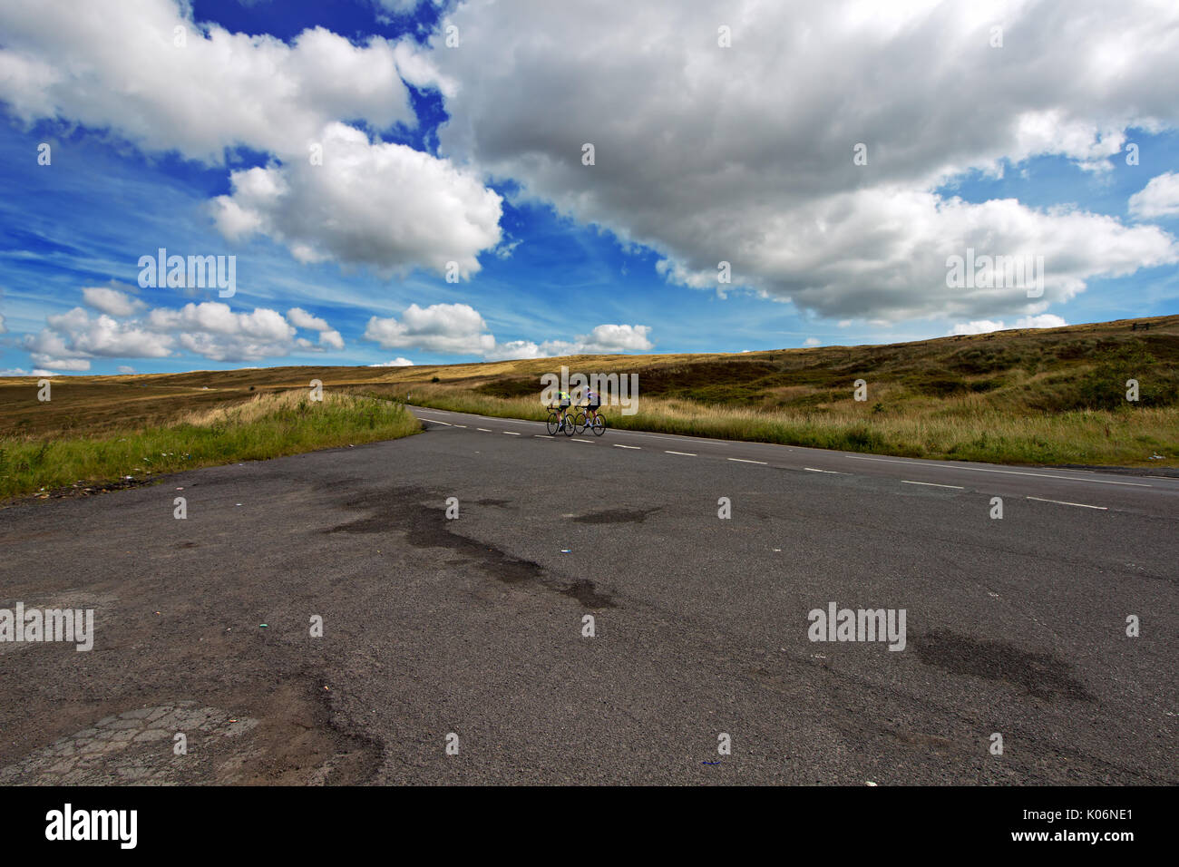 Les cyclistes sur Penistone Hill, West Yorkshire, Angleterre, Royaume-Uni. Banque D'Images