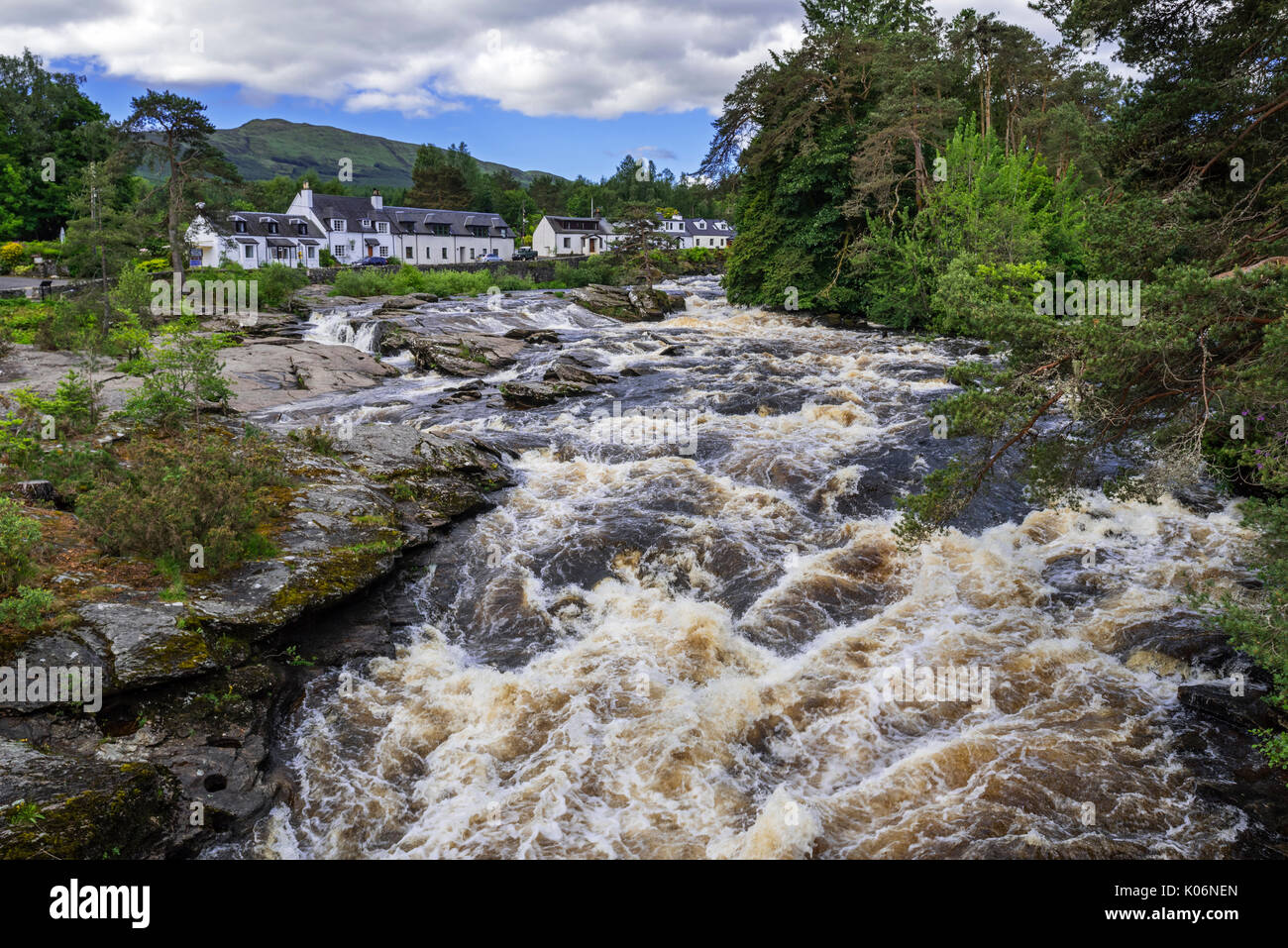 Chutes de Dochart, whitewater rapide dans le village Killin, Loch Lomond et les Trossachs National Park, Stirling, Scotland, UK Banque D'Images