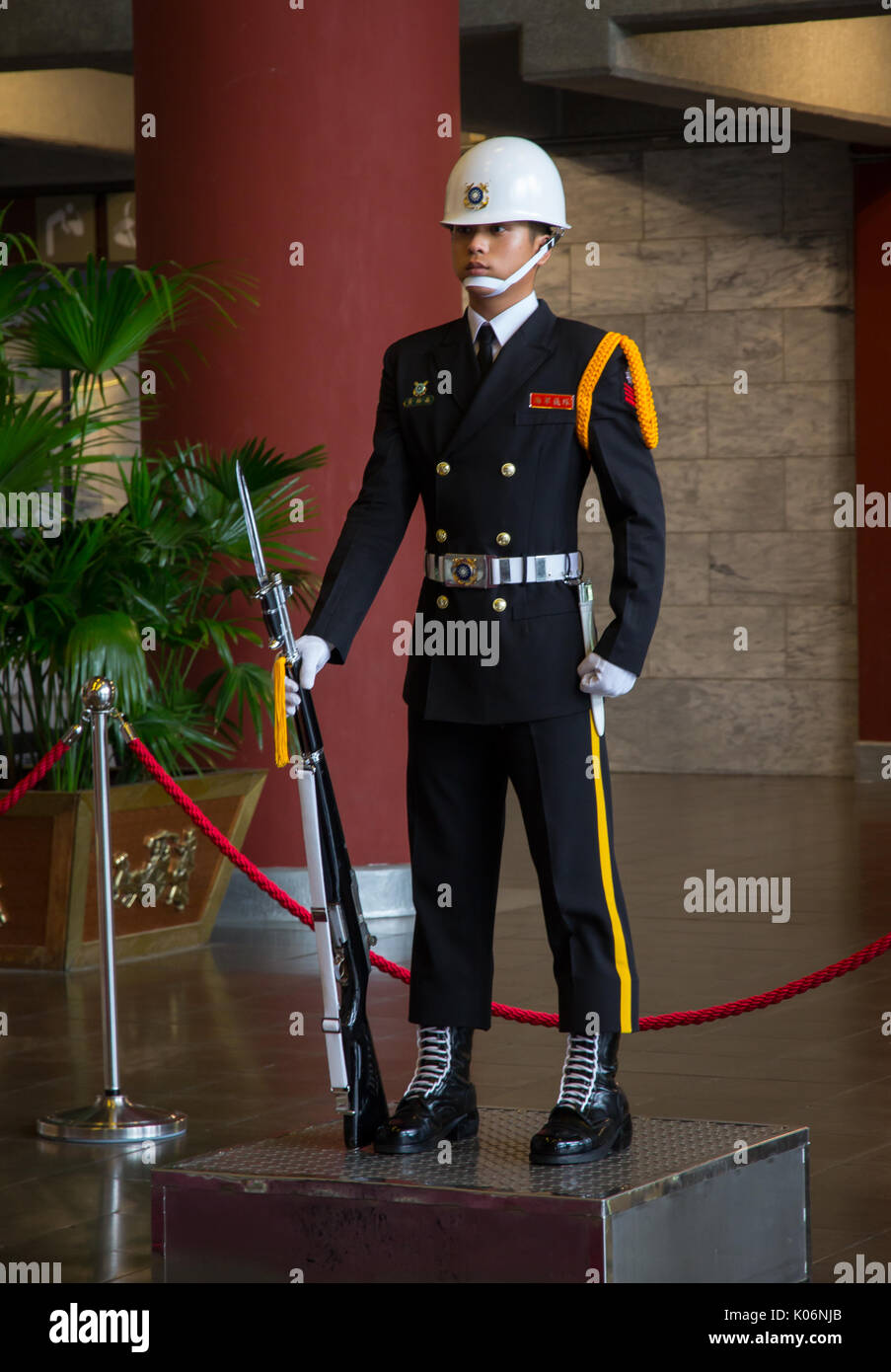 Taipei, Taiwan - le 21 mars 2015 : La garde se tenir devant la statue de Sun Yat-sen Banque D'Images