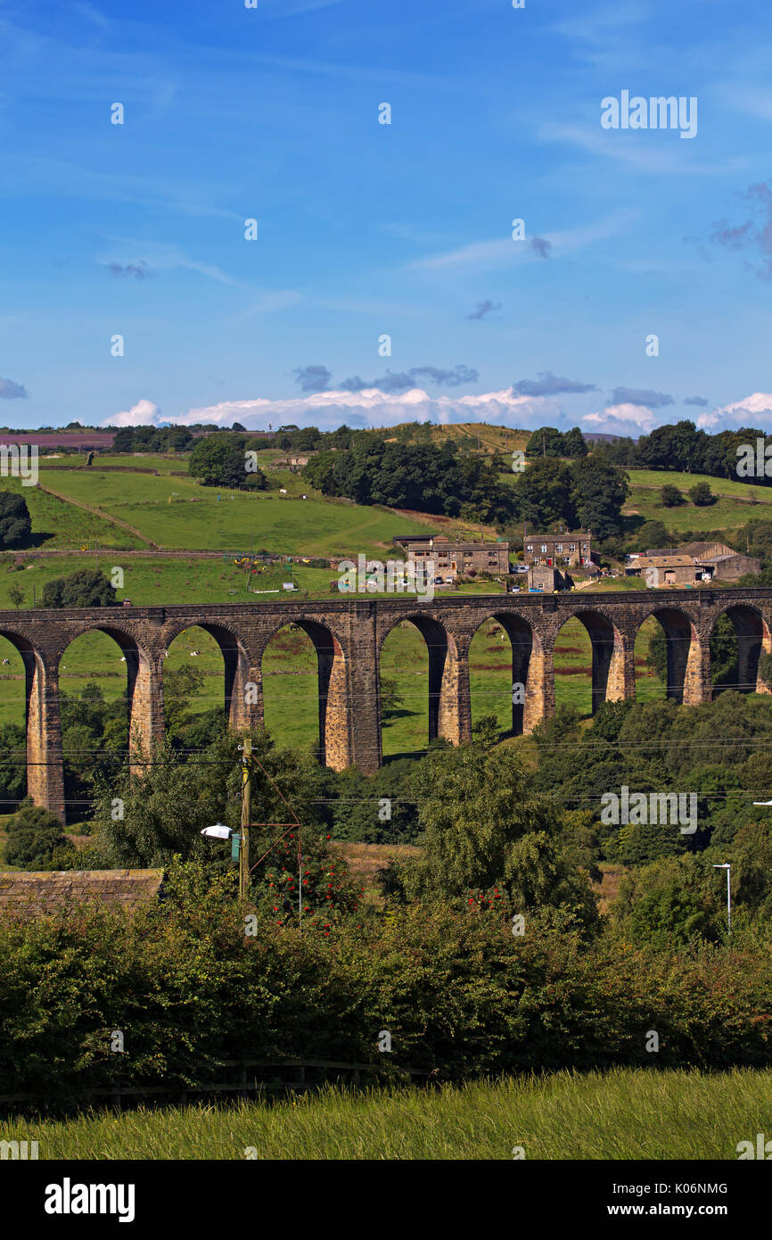 Hewenden Viaduct et fermes dans le district de Bradford West Yorkshire, Angleterre, Royaume-Uni. Banque D'Images