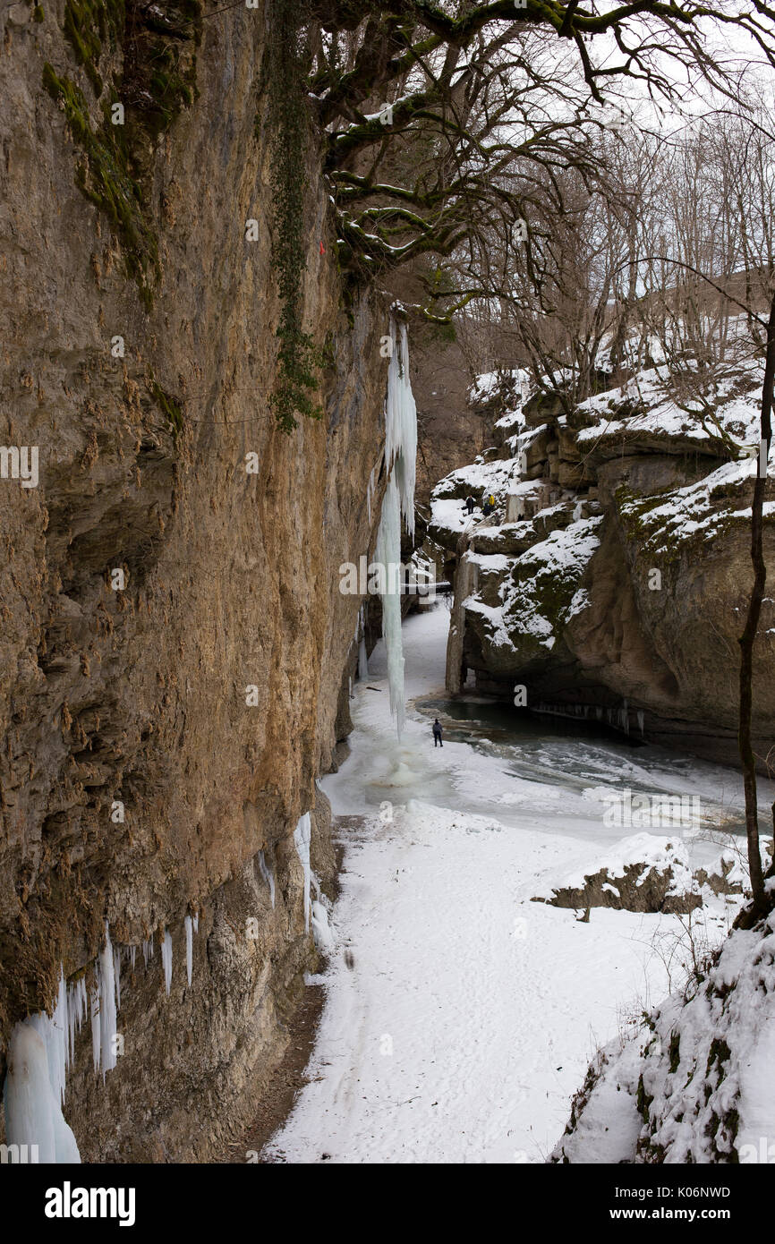 Frosty matin au chutes Rufabgo. Adygea Banque D'Images