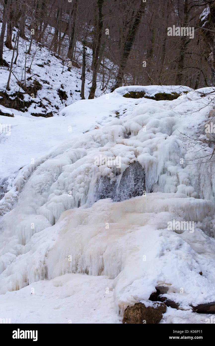 Frosty matin au chutes Rufabgo. Adygea Banque D'Images