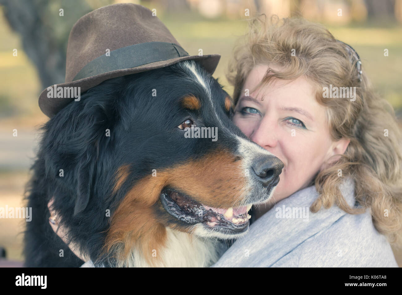 Femme avec bernois sur la nature Banque D'Images