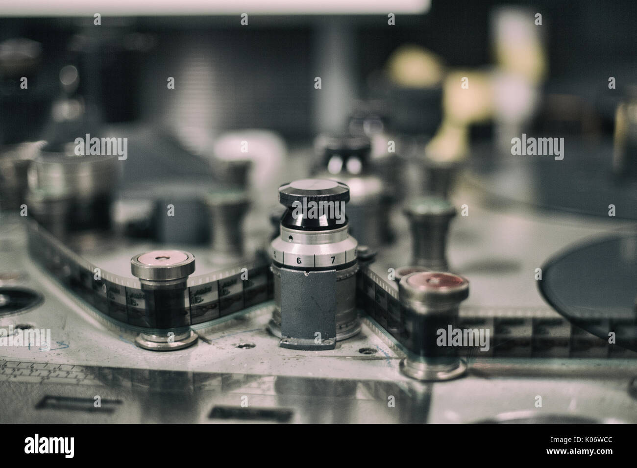 Machine pour l'édition de film 35 mm détail, le tiroir et la bande de roulement, selective focus vintage effet de couleur Banque D'Images