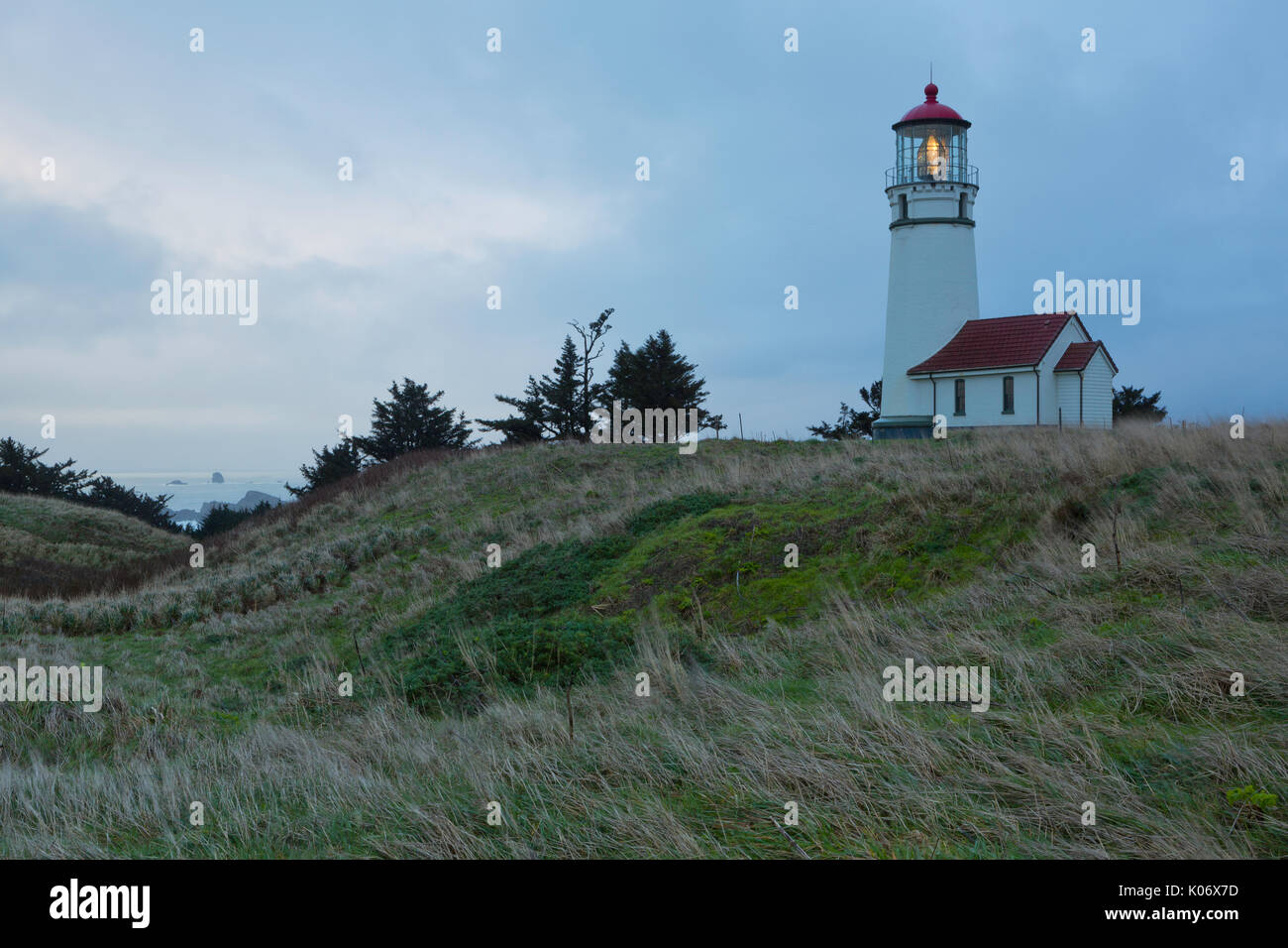 Le phare de Cape Blanco sur la côte de l'Oregon le matin au lever du soleil. USA Banque D'Images