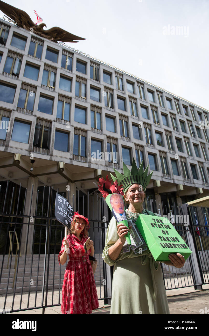 Londres, Royaume-Uni. 11 août, 2017. Des militants de la Coalition contre la guerre et la campagne pour le Désarmement Nucléaire (CND), l'un d'eux dissimulés le Donald Tr Banque D'Images