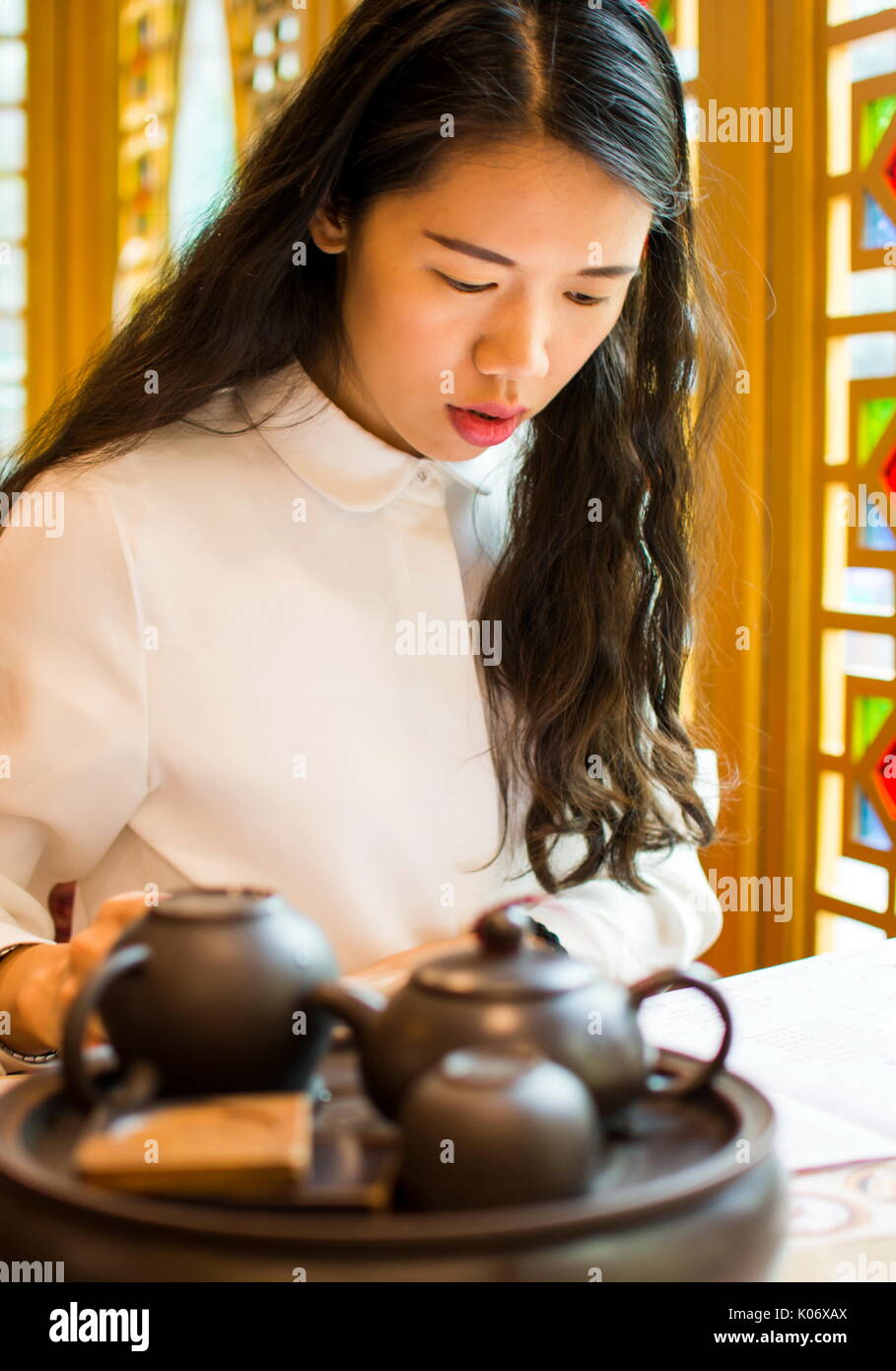 Asian girl reading menu au restaurant chinois Banque D'Images