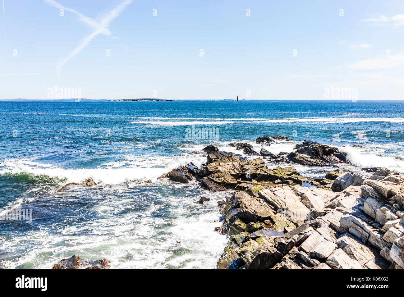 Rochers falaise vue aérienne par le sentier par Portland Head Lighthouse à Fort Williams park à Cape Elizabeth, Maine au cours de journée d'été Banque D'Images