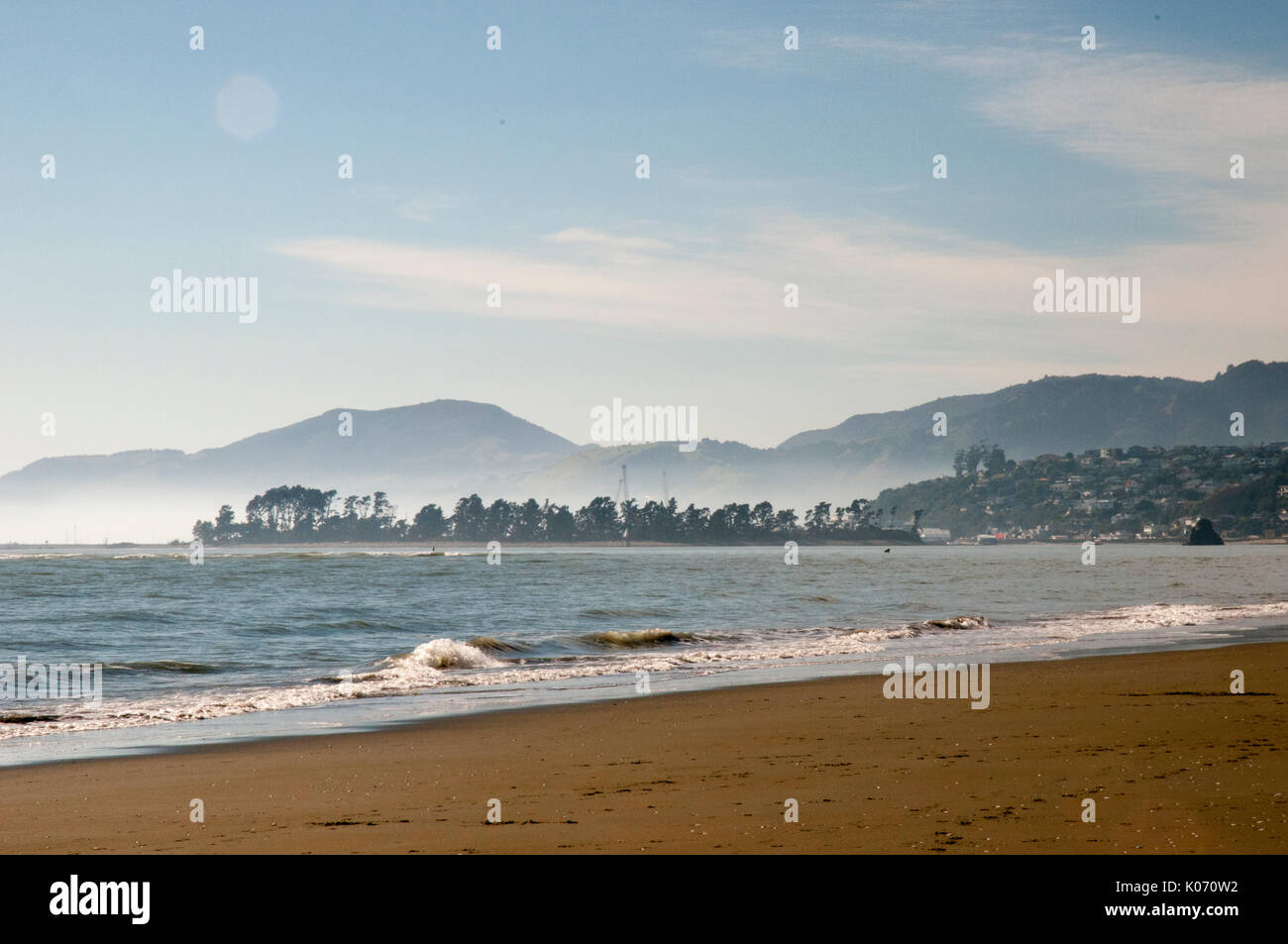 Sur Tahunanui Beach une belle matinée d'hiver, Nelson, Nouvelle-Zélande Banque D'Images