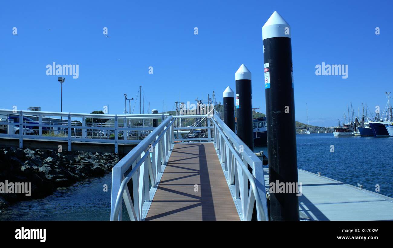 Quai flottant. Piliers ou les pilotis à côté d'une rampe ou à pied de la mer sur la jetée Banque D'Images