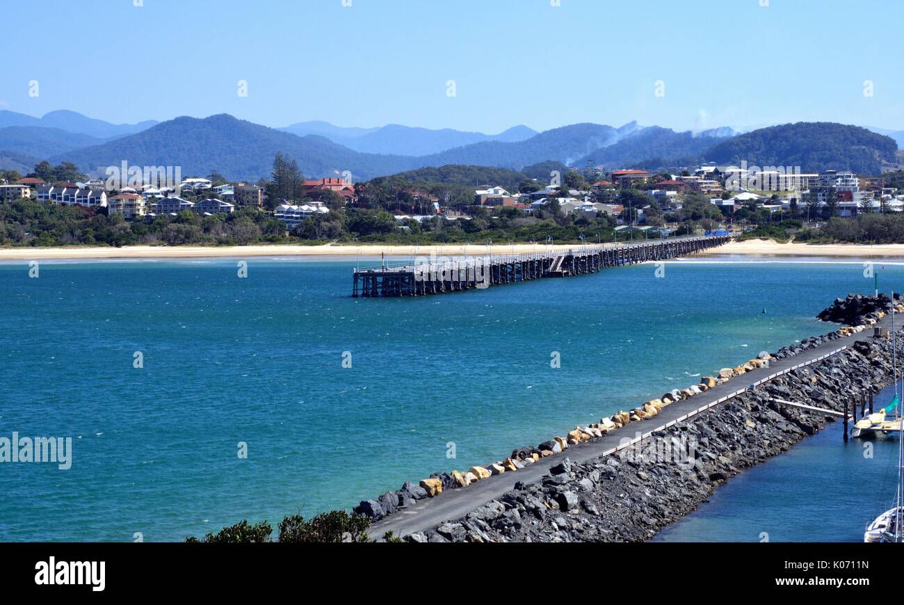 Vue panoramique de la plage de la jetée, l'eau de l'océan bleu et bleu ciel à Coffs Harbour, Australie Banque D'Images