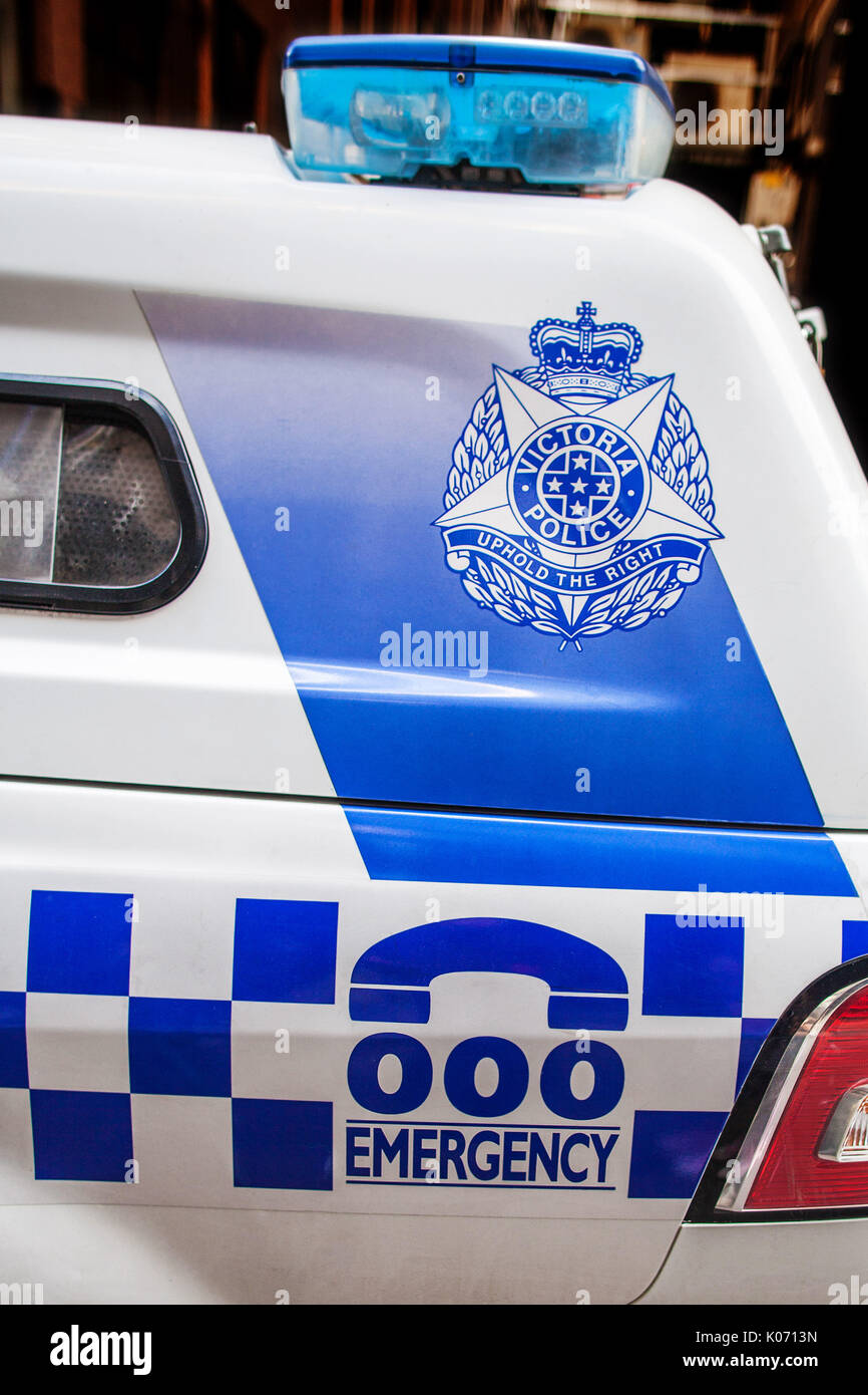 Melbourne, Australie - le 29 juillet 2017 Gros plan : véhicule de police de Victoria avec l'insigne et le numéro d'urgence sur elle Banque D'Images