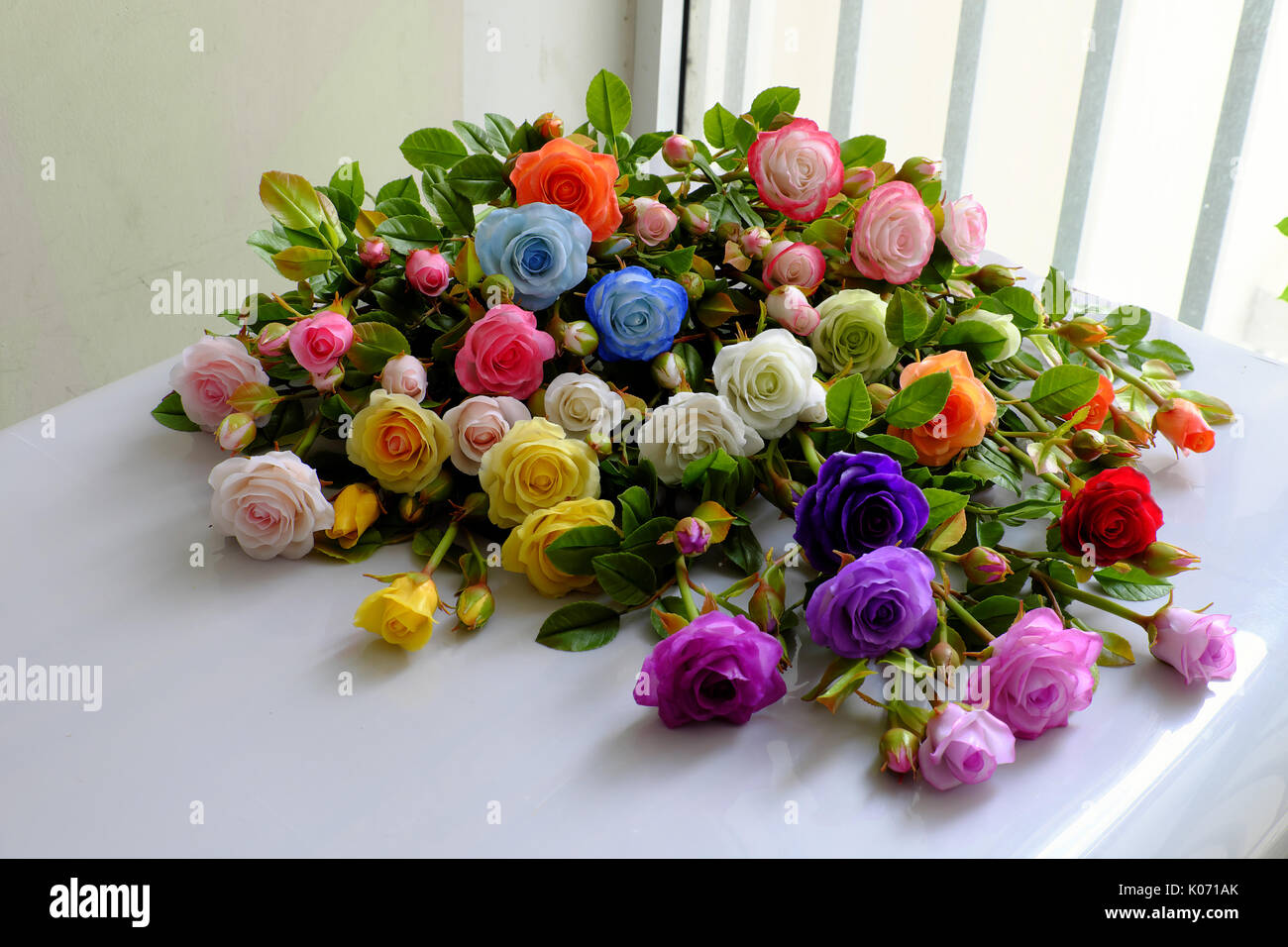Fond de fleurs roses colorées, groupe de rose multicolore faire de  l'argile, des produits d'habile de la main, l'ornement de l'argile si  incroyable d'art Photo Stock - Alamy