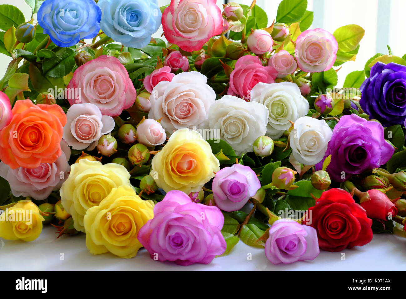 Fond de fleurs roses colorées, groupe de rose multicolore faire de  l'argile, des produits d'habile de la main, l'ornement de l'argile si  incroyable d'art Photo Stock - Alamy