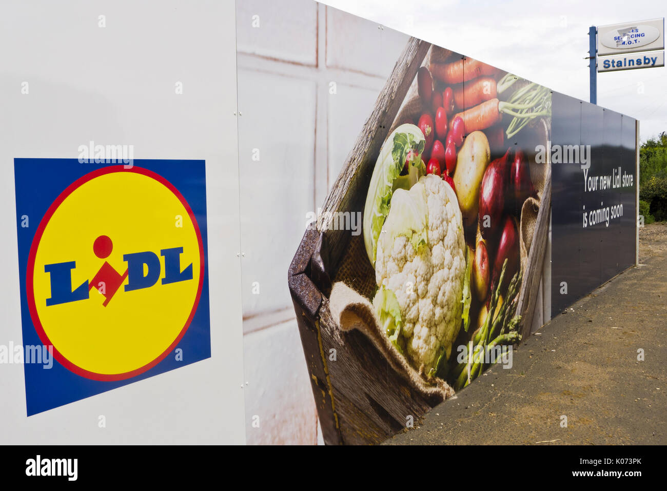 Les panneaux autour de l'emplacement d'un nouveau supermarché Lidl étant développé à Heacham, à Norfolk. Banque D'Images