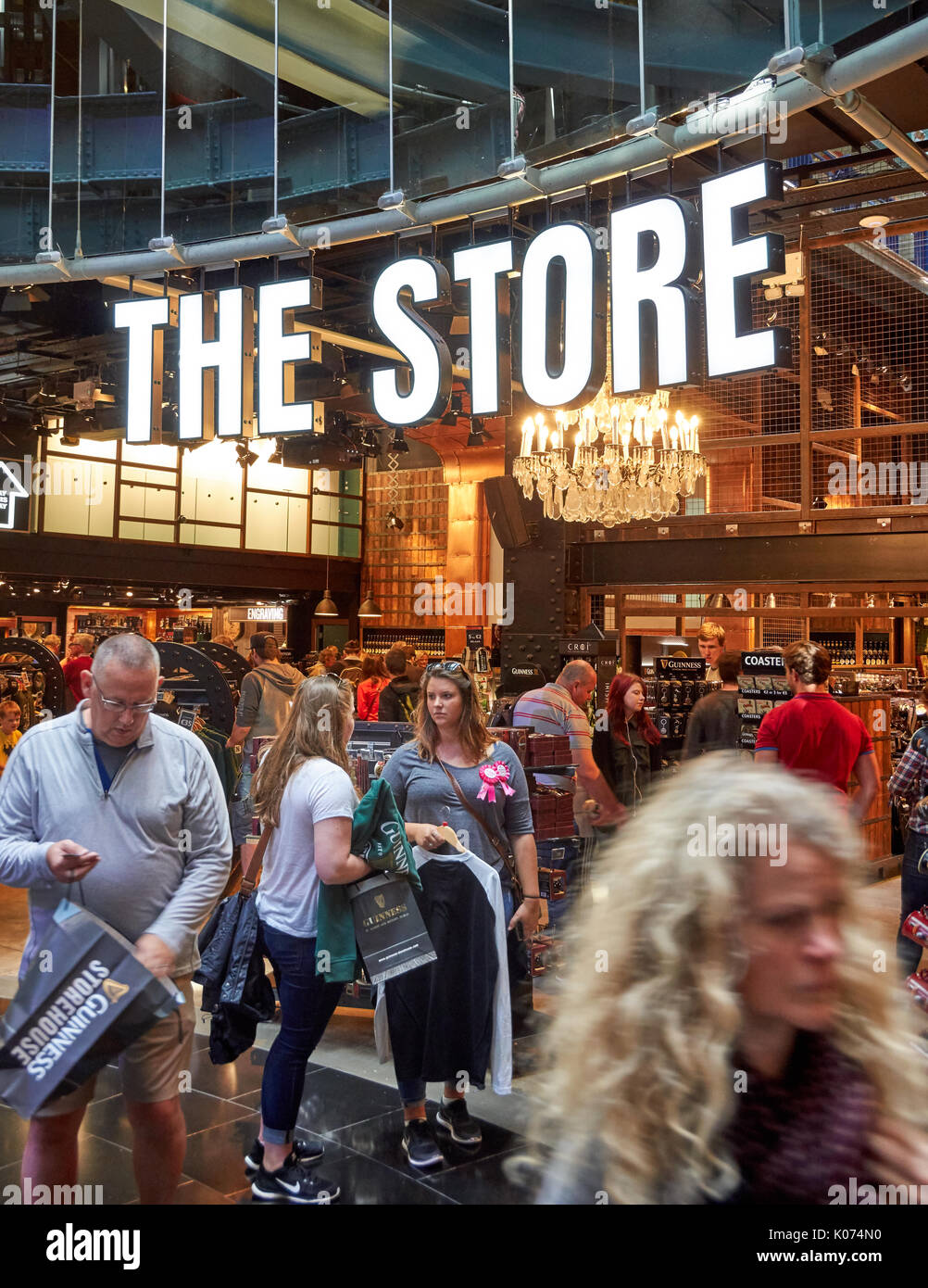 DUBLIN, IRLANDE - Août 3, 2017 : magasin Guinness à Dublin. Guinness Storehouse est une attraction touristique à St James's Gate Brewery à Dublin, Irelan Banque D'Images