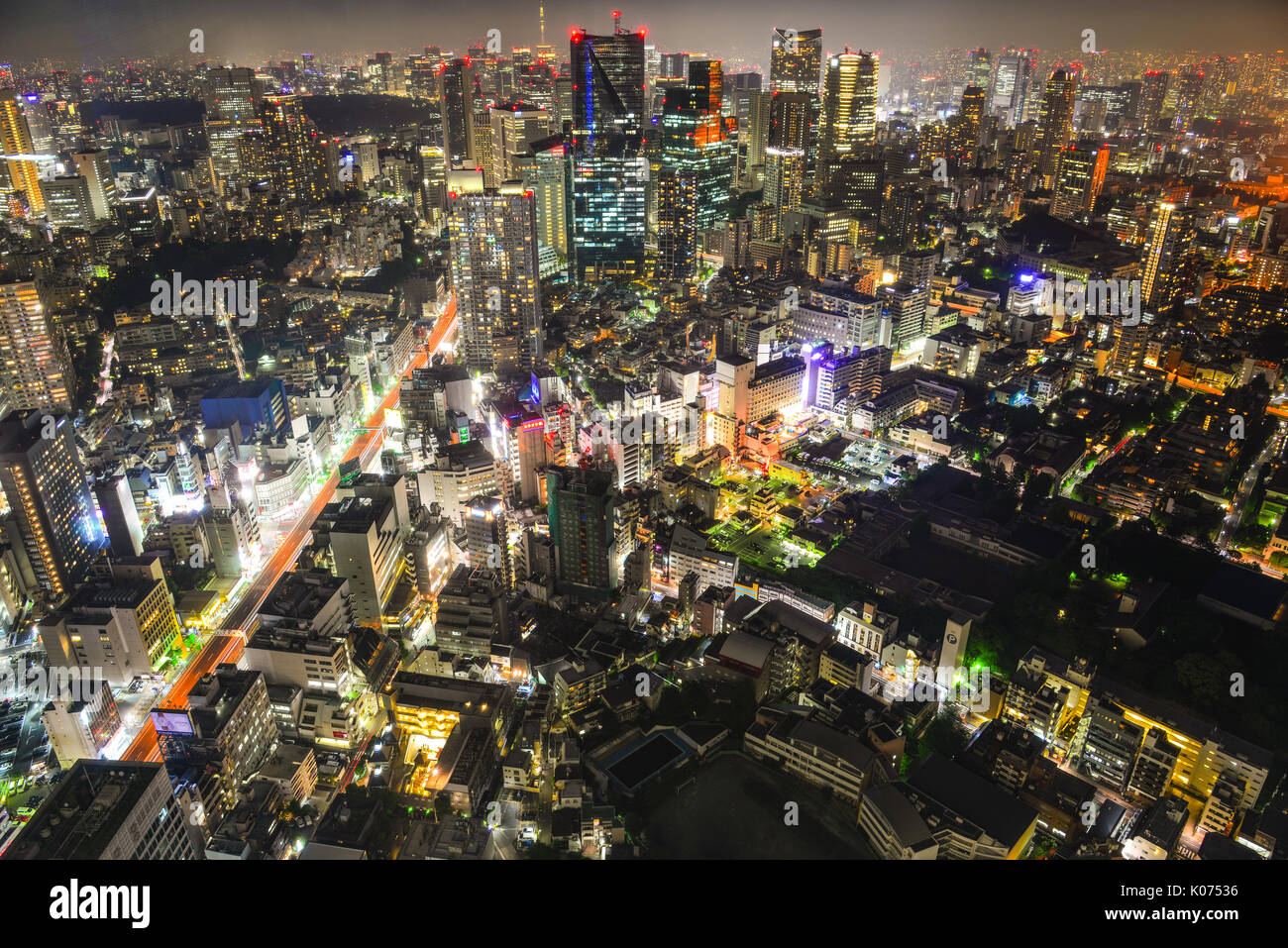 Vue aérienne de Tokyo de nuit. Tokyo mélange le traditionnel et l'ultramoderne, de gratte-ciel néon et de temples historiques. Banque D'Images