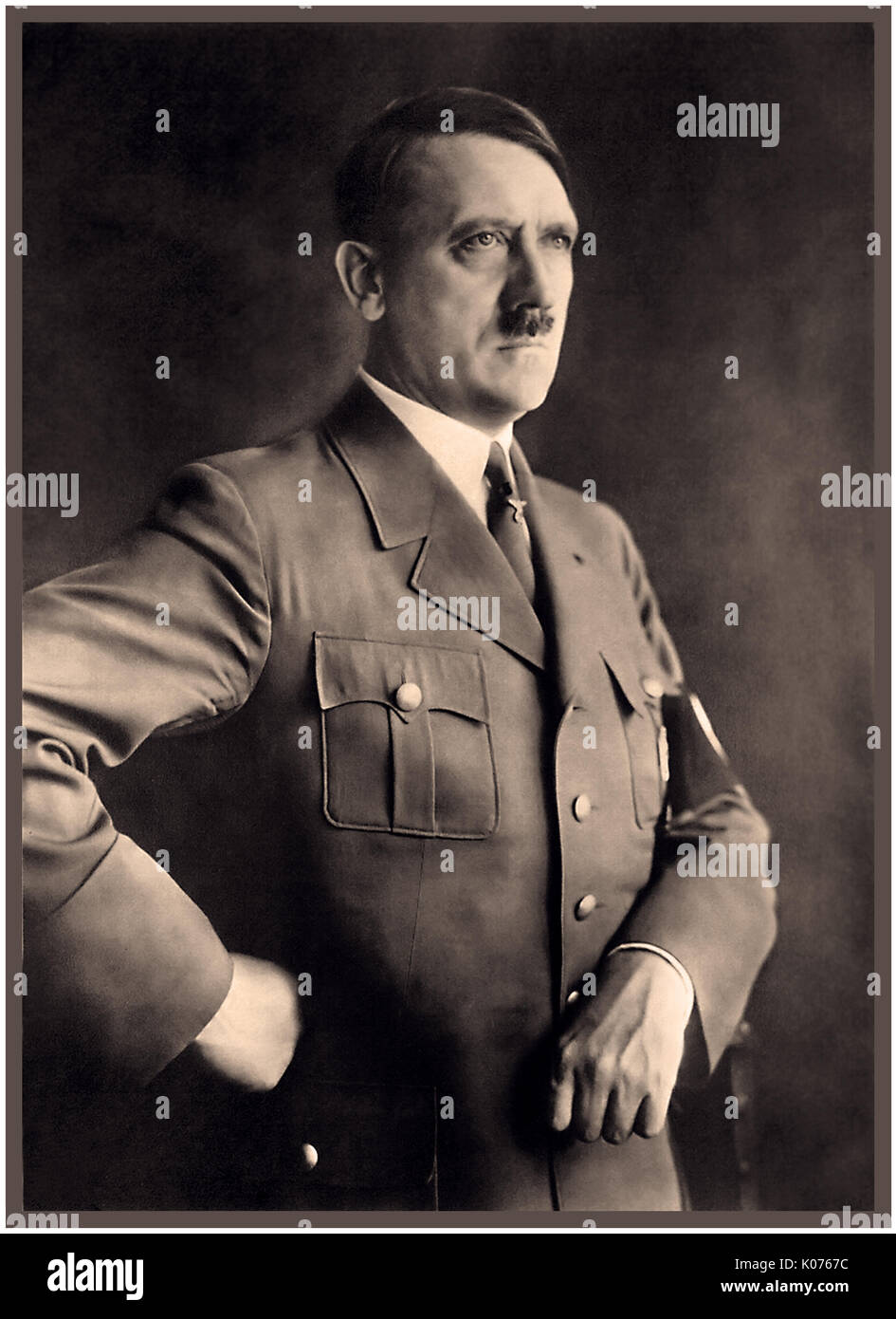 ADOLF HITLER PORTRAIT en uniforme militaire avec un brassard à croix gammée portrait du Führer Adolf Hitler par Heinrich Hoffman (photographe) dans le Reichstag de Berlin, Allemagne 1930 Banque D'Images