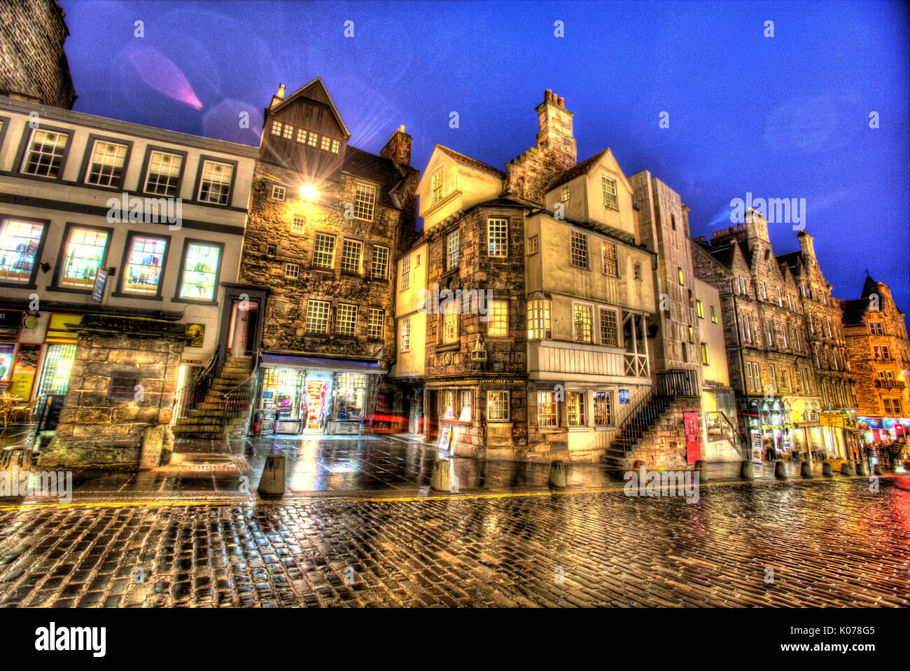 Ville d'Édimbourg, Écosse. pittoresque vue de la nuit de John Knox's house sur le royal mile's high street. Banque D'Images