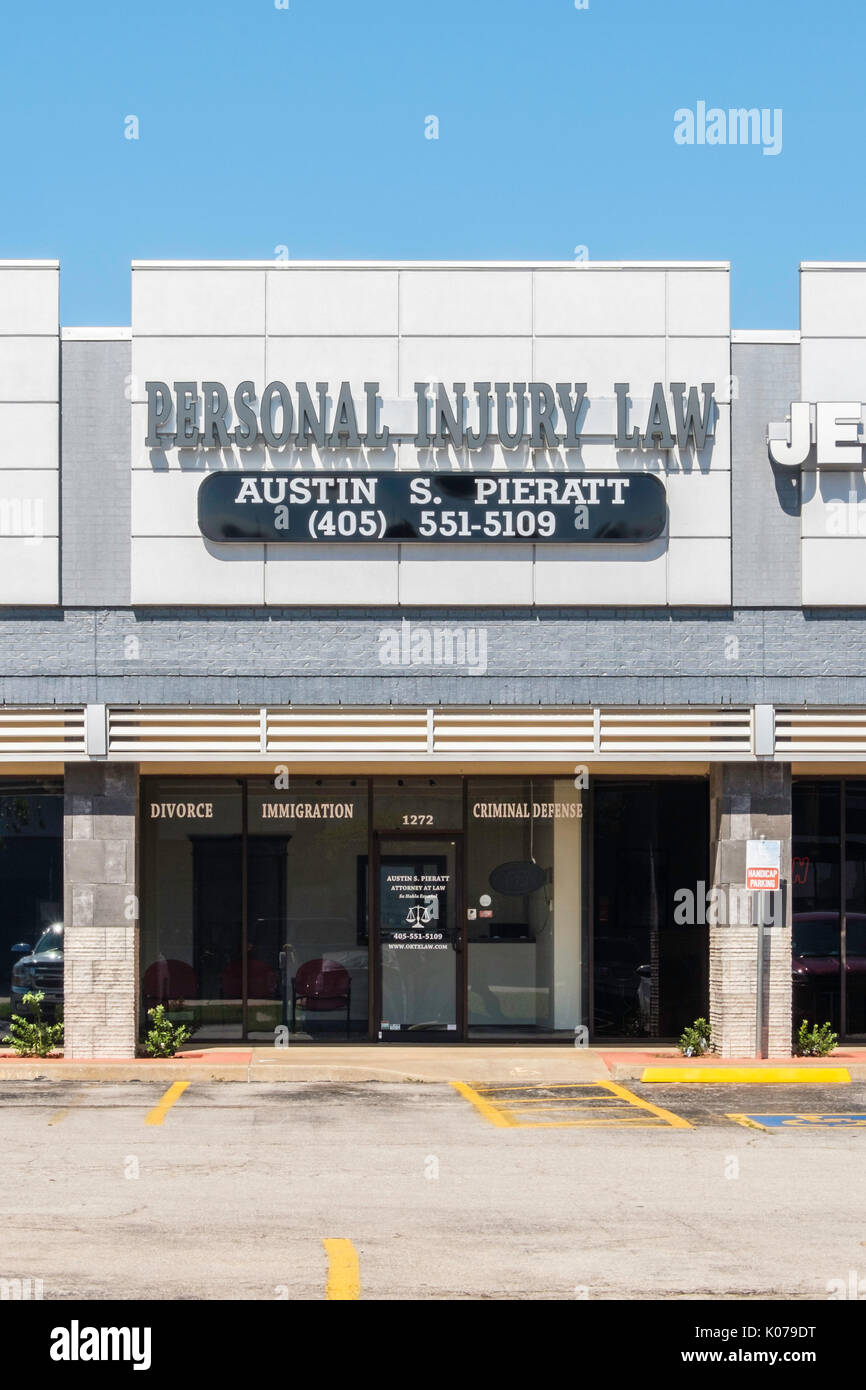 L'avant à l'extérieur de l'office d'un avocat de lésions corporelles également spécialisée dans l'immigration, divorce, défense pénale dans la région de Norman, Oklahoma, USA. Banque D'Images