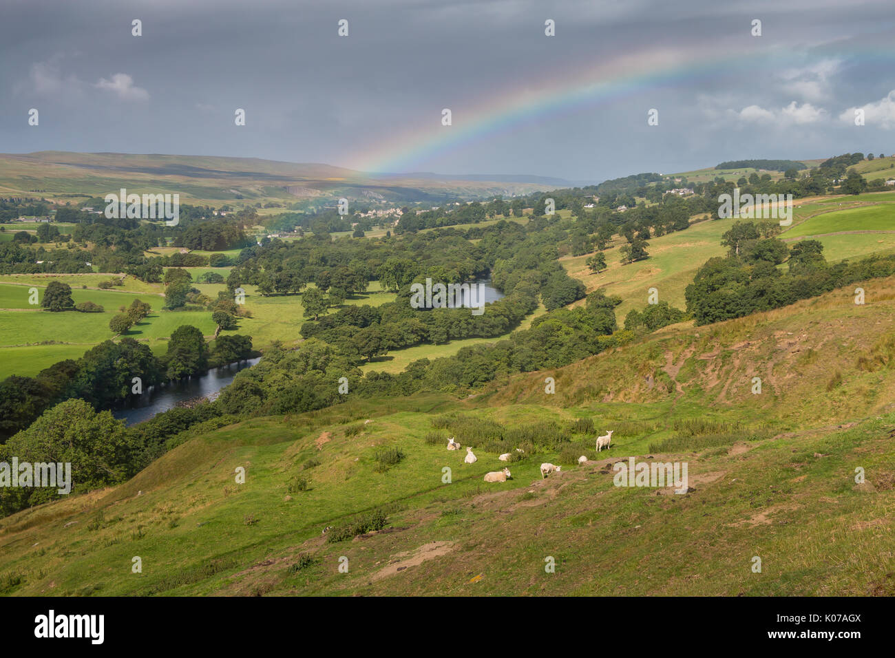 Paysage de Teesdale, arc-en-ciel sur Middleton-in-Teesdale, UK avec un fond de ciel sombre Août 2017 Banque D'Images