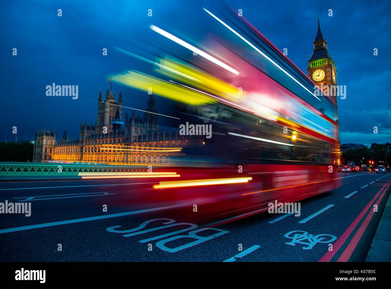 Double decker bus, le pont de Westminster, Londres, Royaume-Uni Banque D'Images