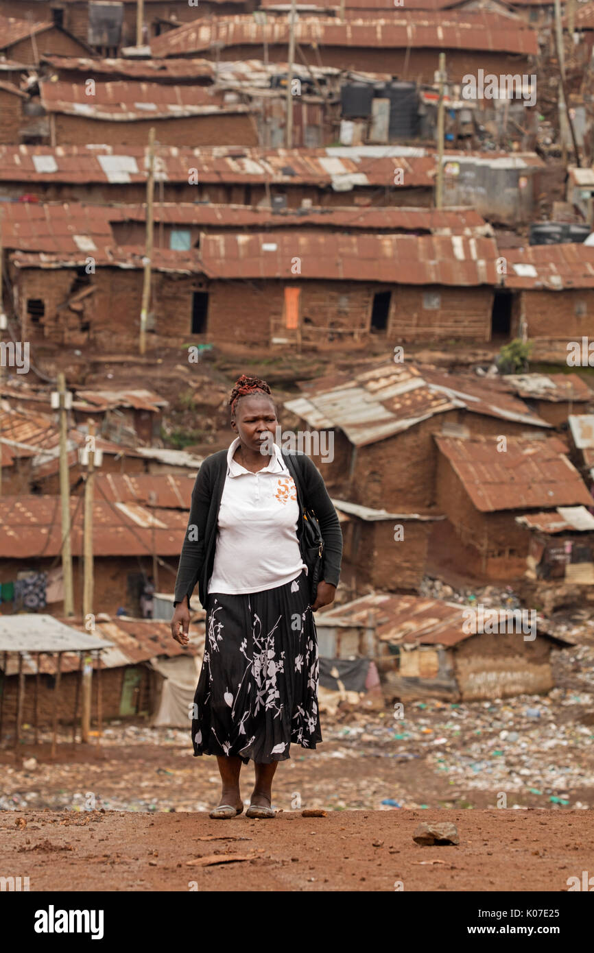 Femme marche à Kibera, l'un des plus grands bidonvilles, près de Nairobi, Kenya Banque D'Images