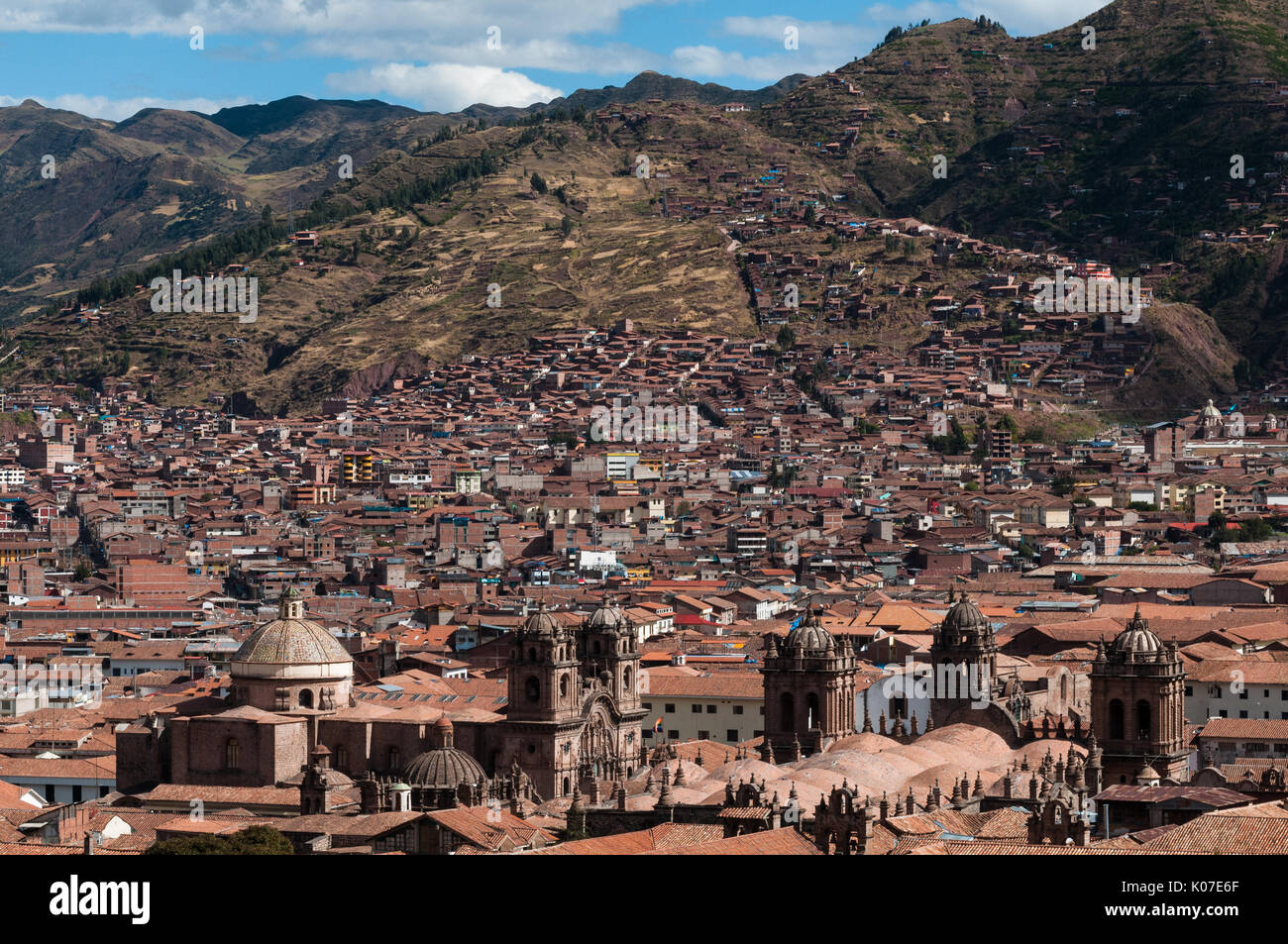 Une vue sur le centre historique de Cusco et les montagnes environnantes, le Pérou. Banque D'Images