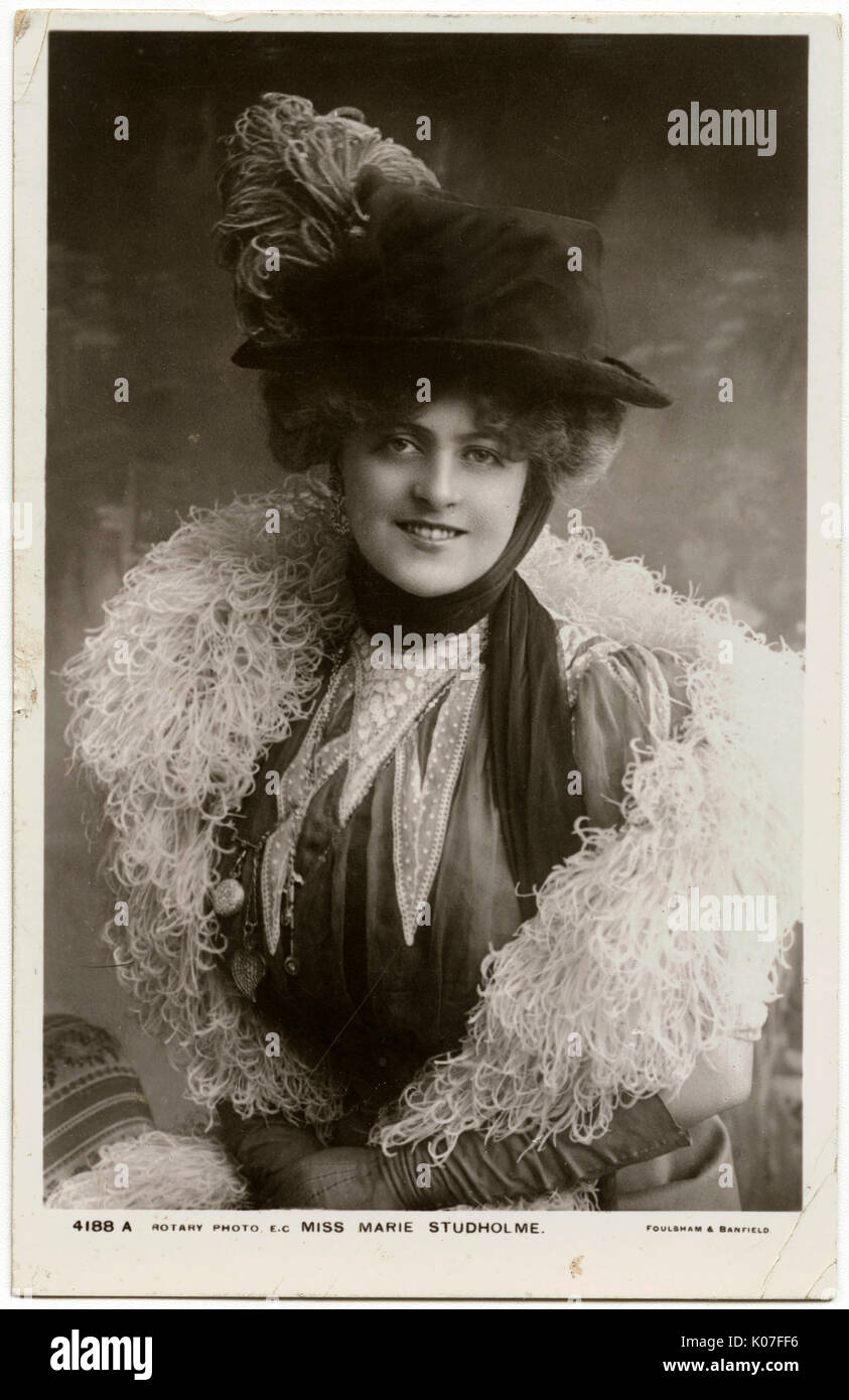 https://c8.alamy.com/compfr/k07ff6/marie-studholme-1872-1930-actrice-anglaise-portant-un-chapeau-a-plumes-et-boa-blanc-date-1908-k07ff6.jpg