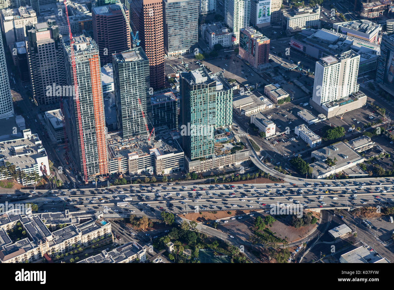 Los Angeles, Californie, USA - 7 août 2017 : Vue aérienne de nouvelle construction haute tour le long de la freeway 110 Port coincé dans le centre-ville de LA. Banque D'Images