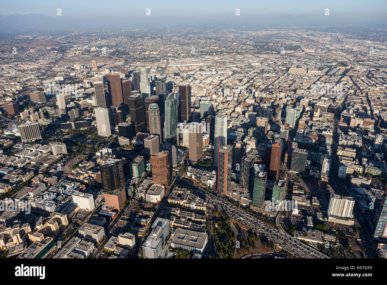Los Angeles, Californie, USA - 7 août 2017 : Après-midi vue aérienne du centre-ville de Tours et des rues urbaines le long du port 100 freeway. Banque D'Images