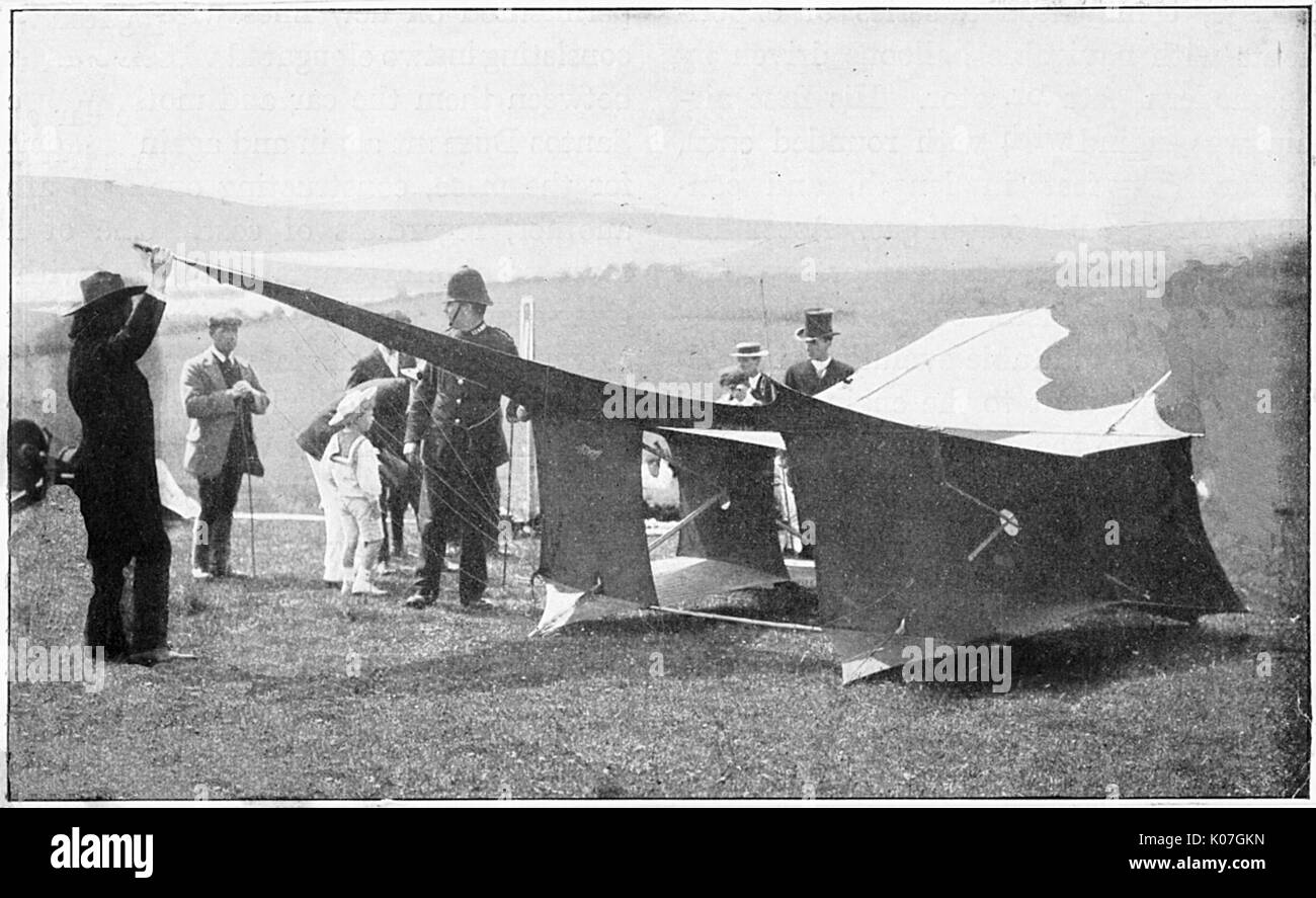 Au premier Concours International de Cerf-volant, sur les South Downs près de Worthing, Sussex : Cody's kite bénéficie de la protection de la police et de l'attention d'un gent en chapeau haut. Date : 25 Juin 1903 Banque D'Images