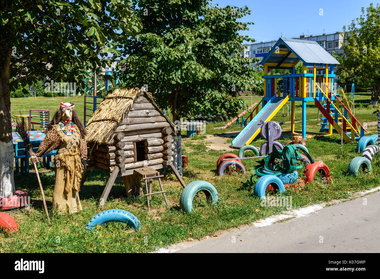 Lipetsk, Russie - Août 14,2017. - Caractère de conte de Baba Yaga et une cabane sur l'aire de jeux Banque D'Images