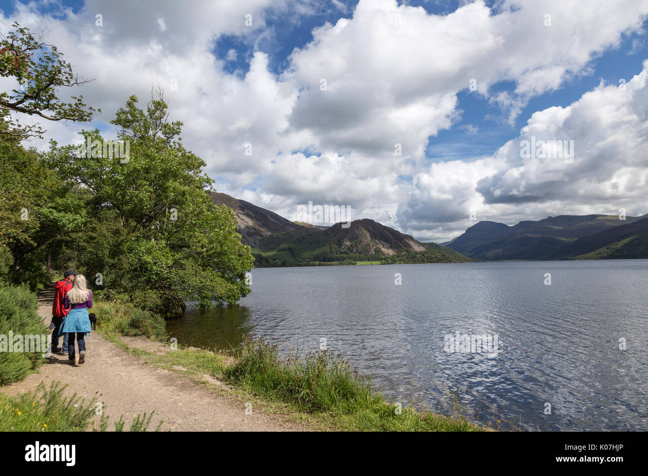 Deux marcheurs profitez d'une promenade d'été autour de l'eau, Lake District Ennerdale, Cumbria, Angleterre Banque D'Images