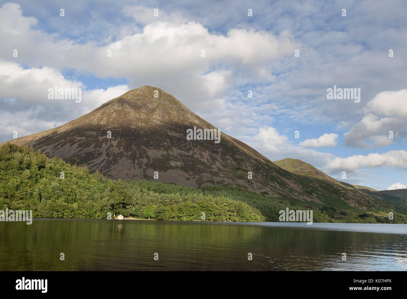 Une vue de Grasmoor - La montagne est vue ici depuis la rive nord de Crummock Water, dans le Lake District, Cumbria, Royaume-Uni Banque D'Images