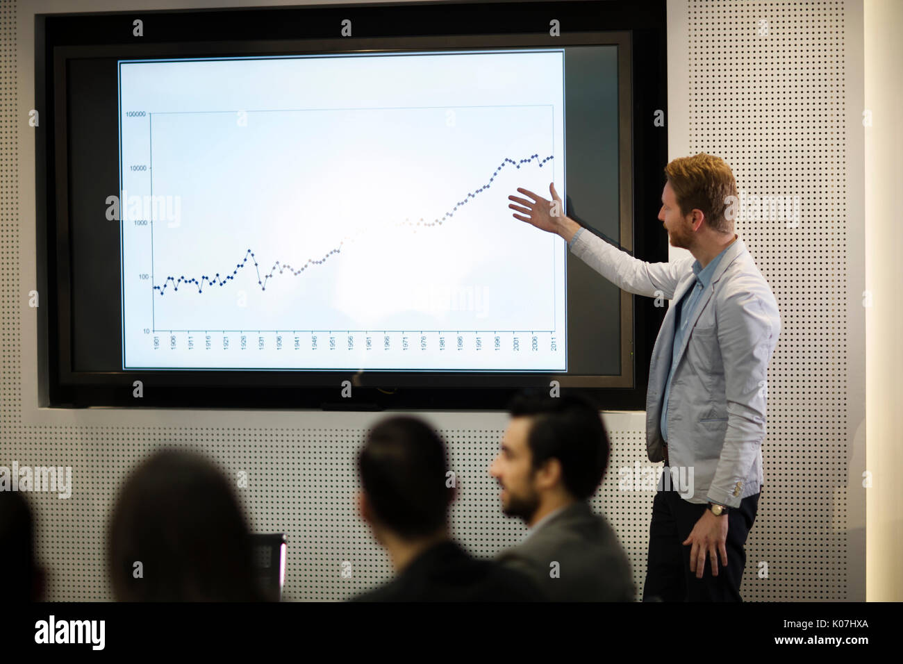 Young attractive businessman showing présentation à ses collègues Banque D'Images