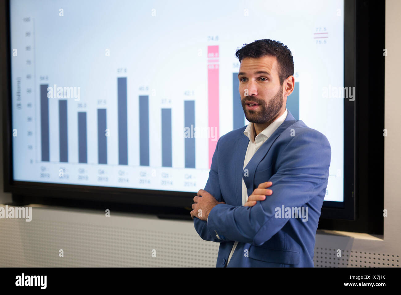 Young attractive businessman showing présentation à ses collègues Banque D'Images