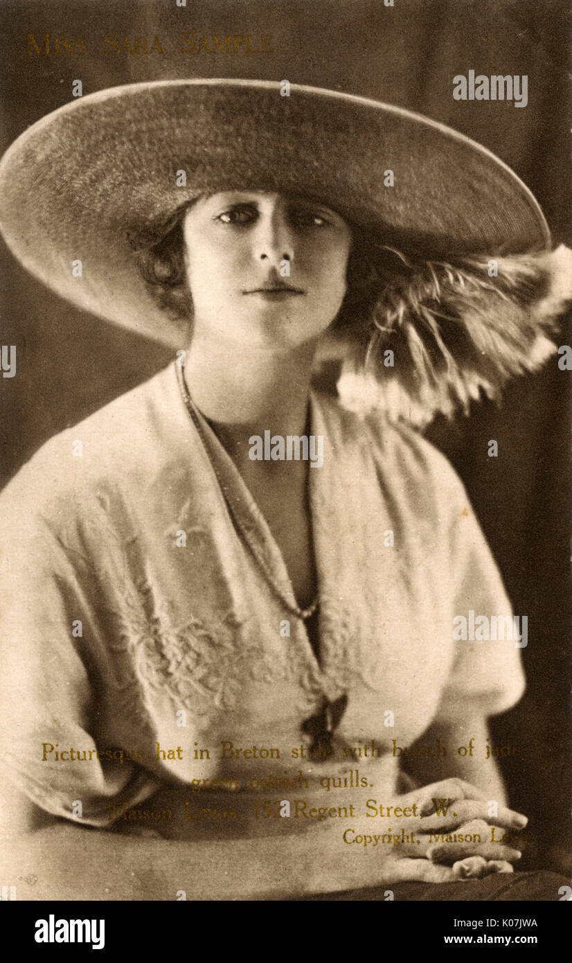 Mlle Sara - Modélisation de l'échantillon de chapeaux Maison Lewis, 152  Regent Street, London. Dans un style pittoresque chapeau Breton, avec des  tas de plumes d'Autruche Vert jade. Date : vers 1920